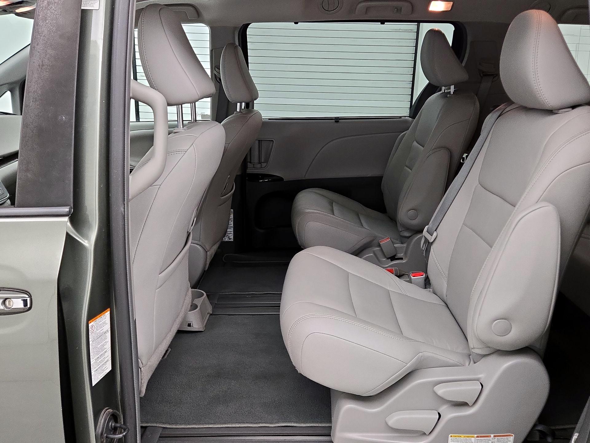 Thumbnail: 2018 Toyota Sienna - 20