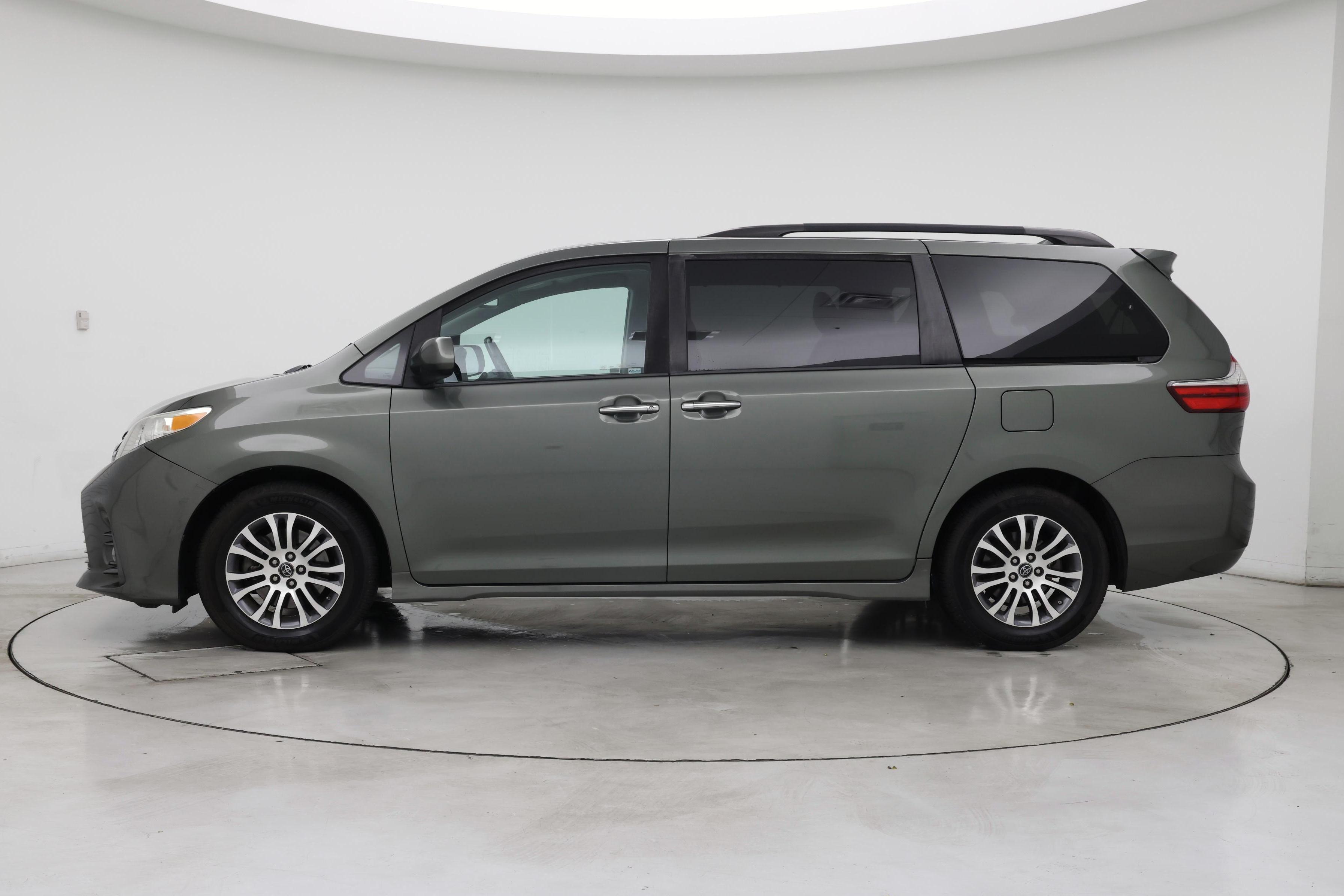 Thumbnail: 2018 Toyota Sienna - 3