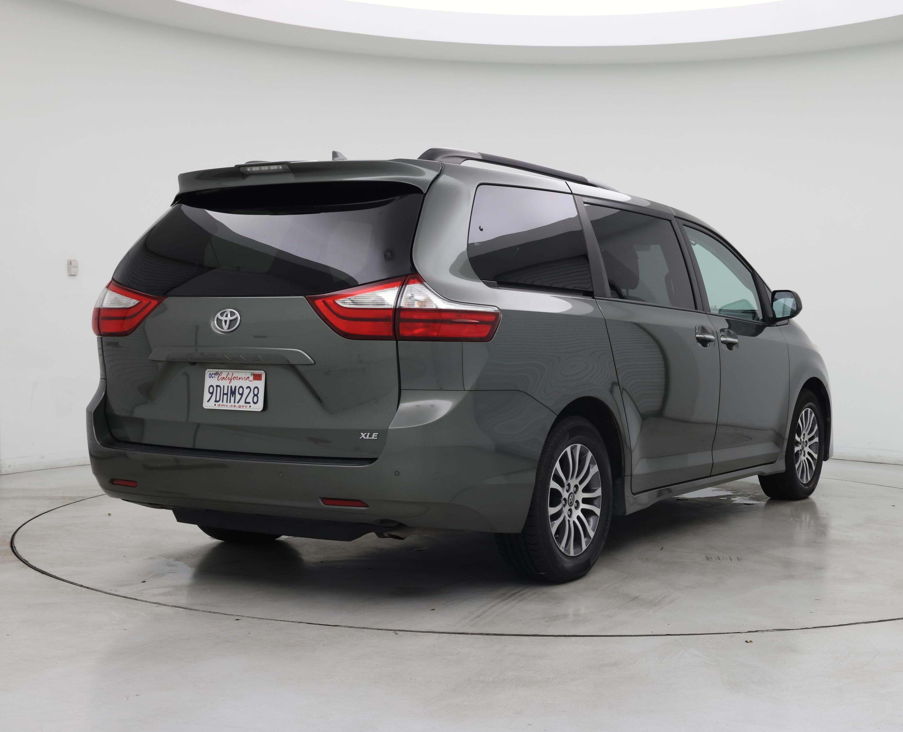 Thumbnail: 2018 Toyota Sienna - 8