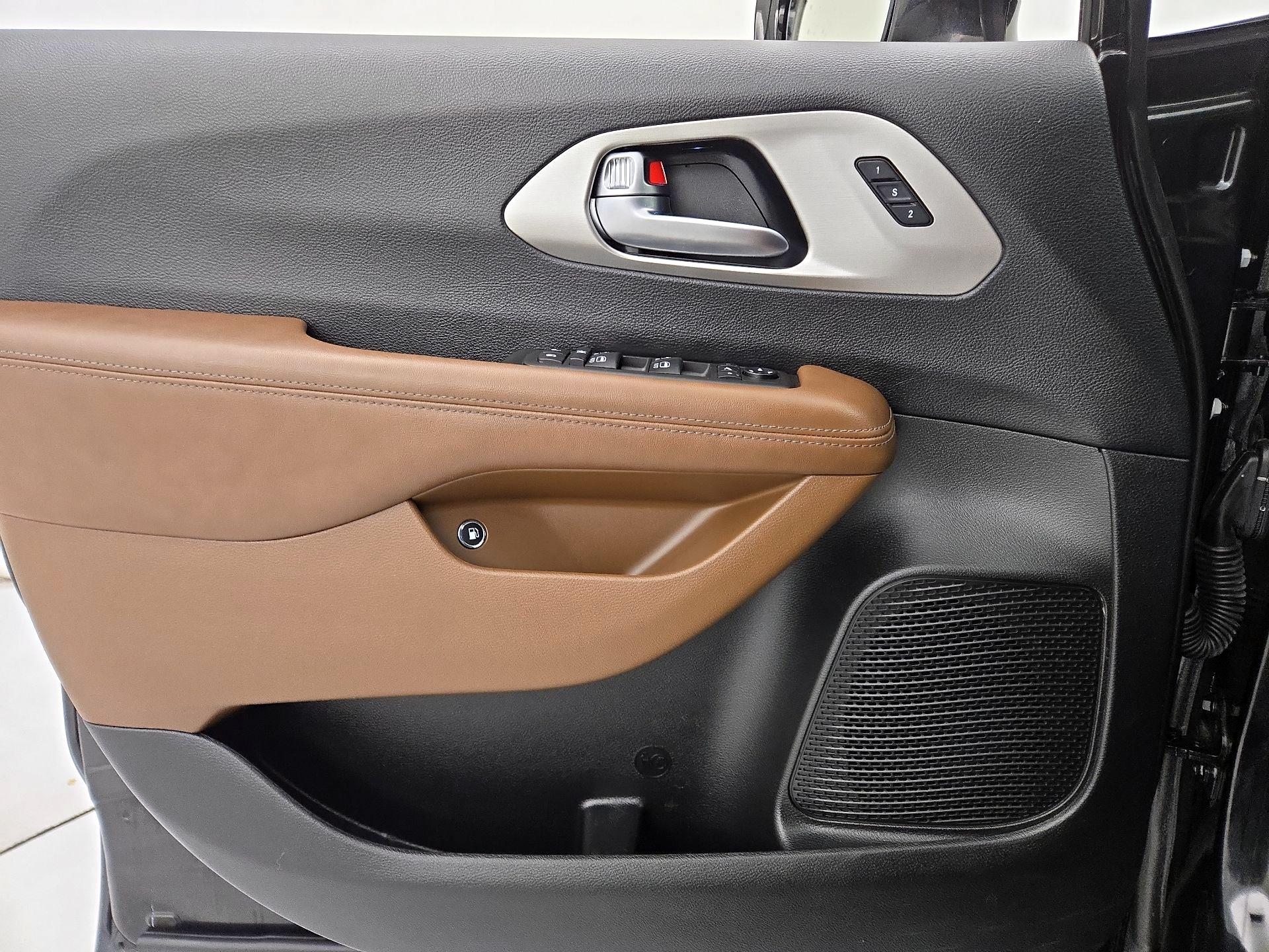 Thumbnail: 2021 Chrysler Pacifica - 12