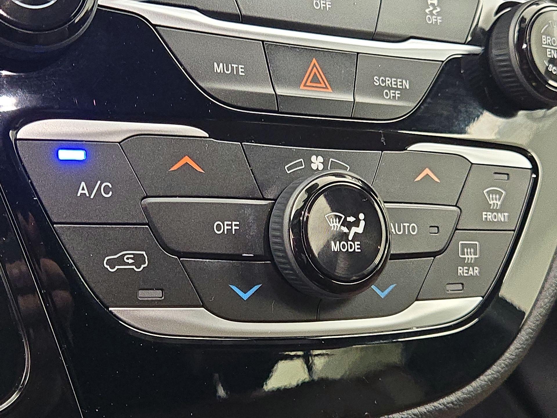 Thumbnail: 2021 Chrysler Pacifica - 17