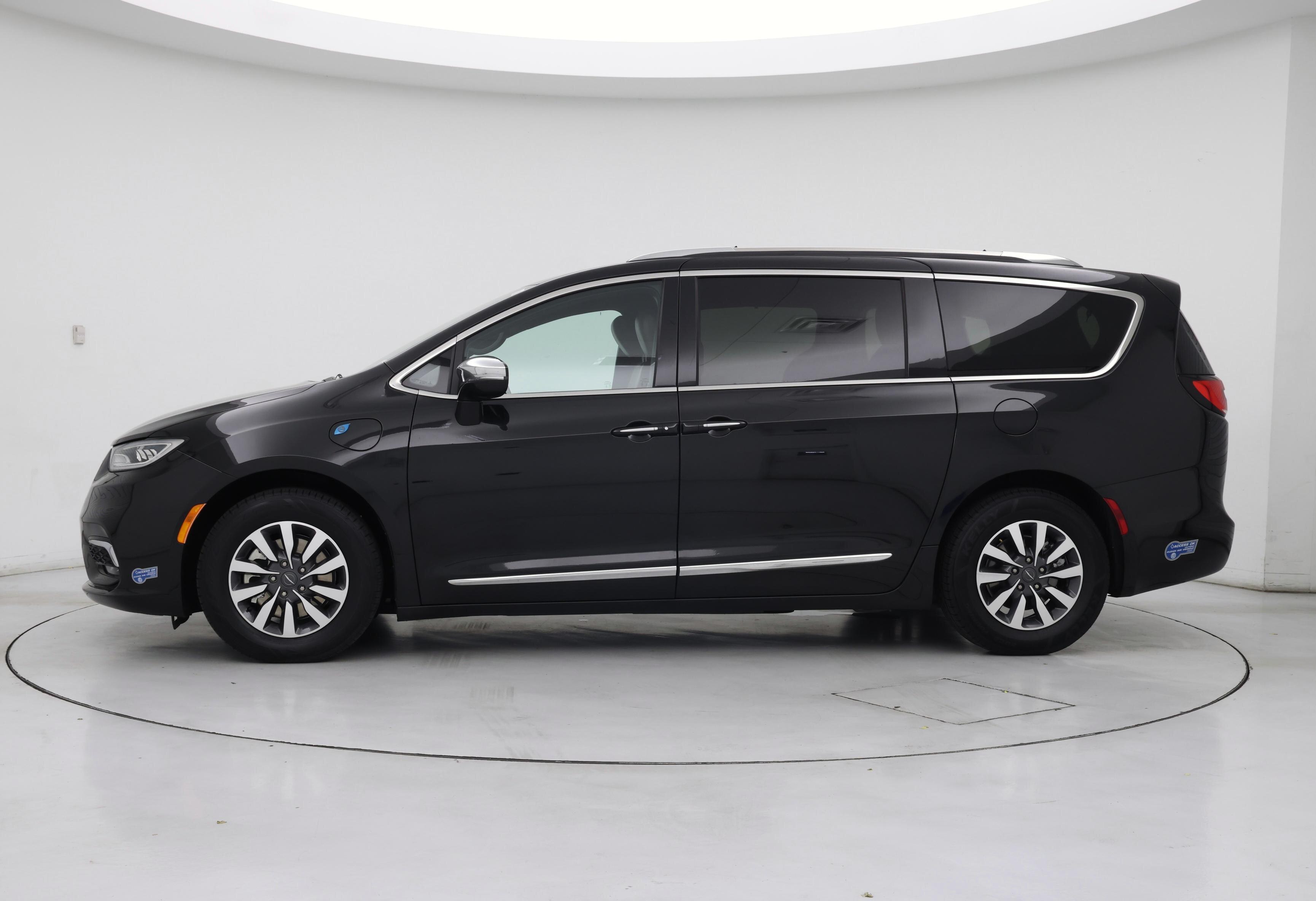 Thumbnail: 2021 Chrysler Pacifica - 3