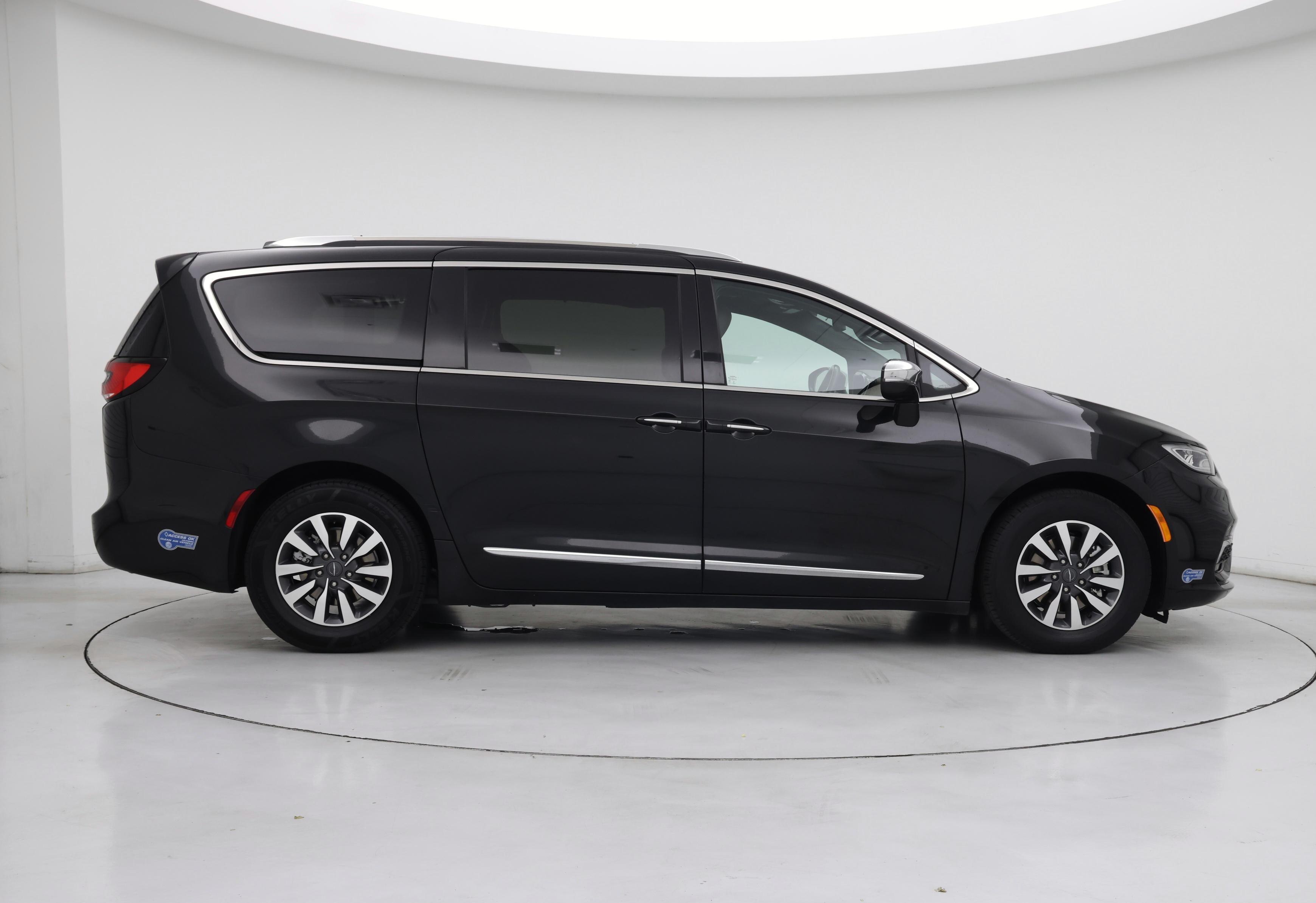 Thumbnail: 2021 Chrysler Pacifica - 7