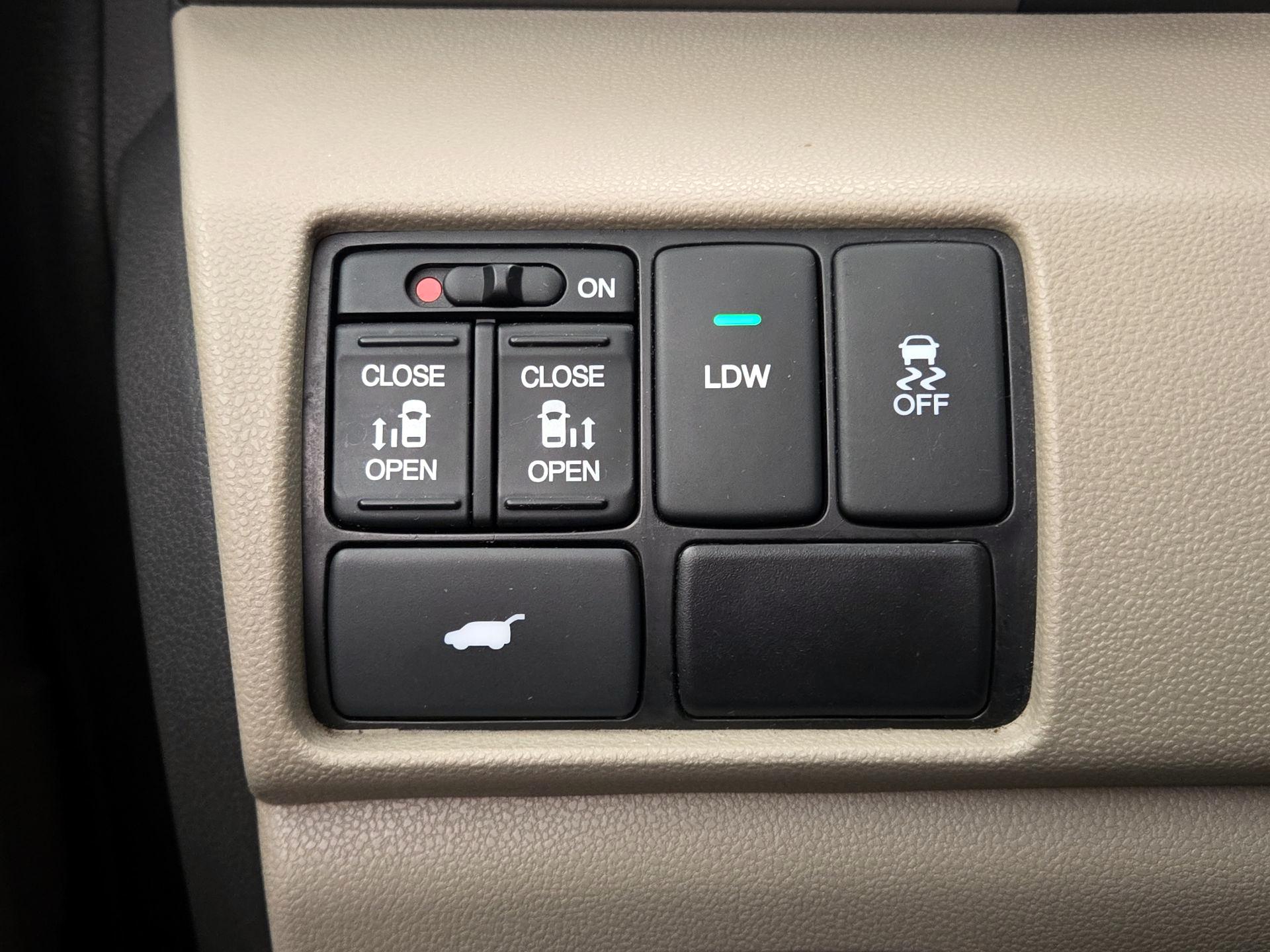 Thumbnail: 2015 Honda Odyssey - 14