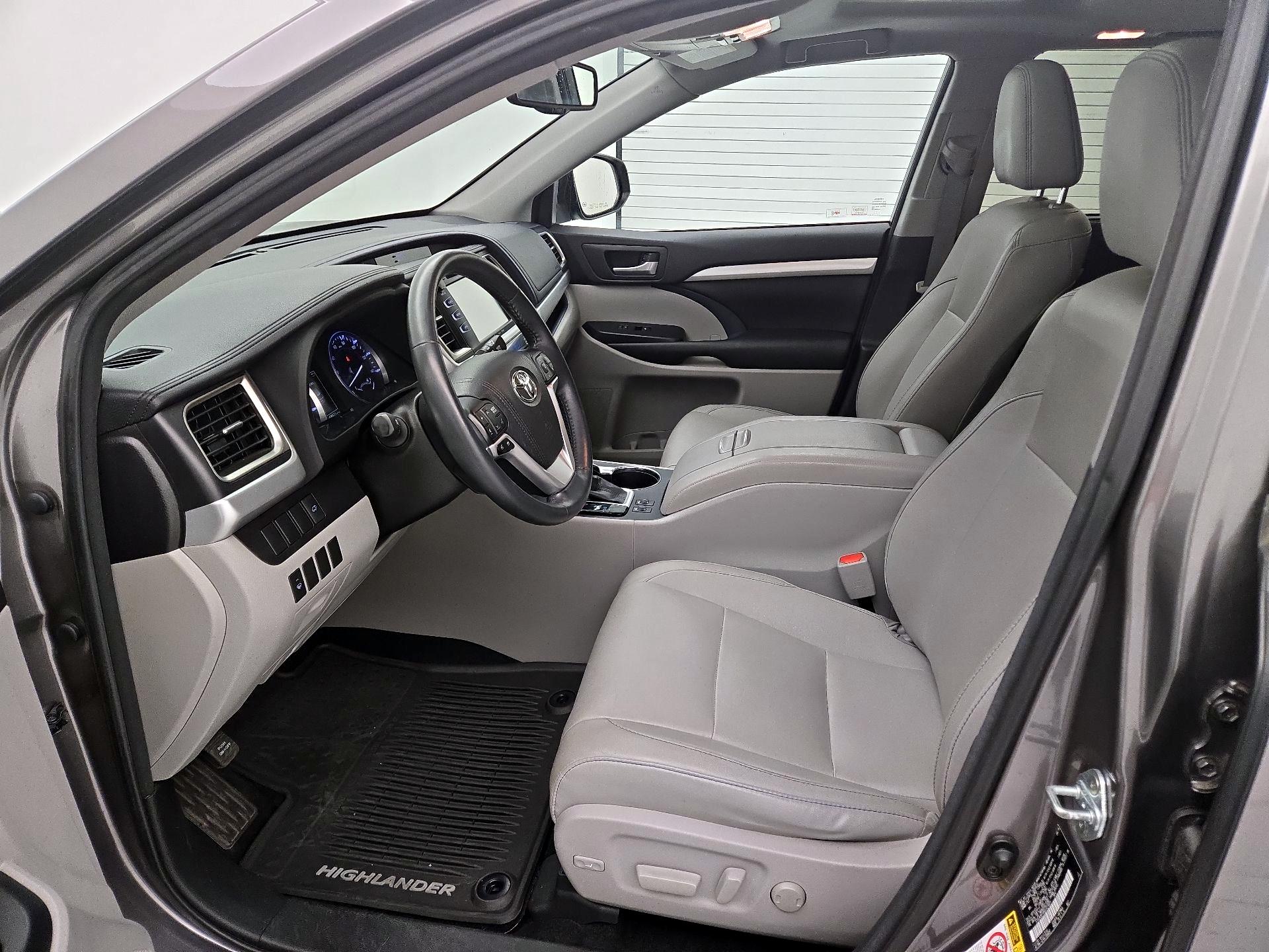 Thumbnail: 2016 Toyota Highlander - 11