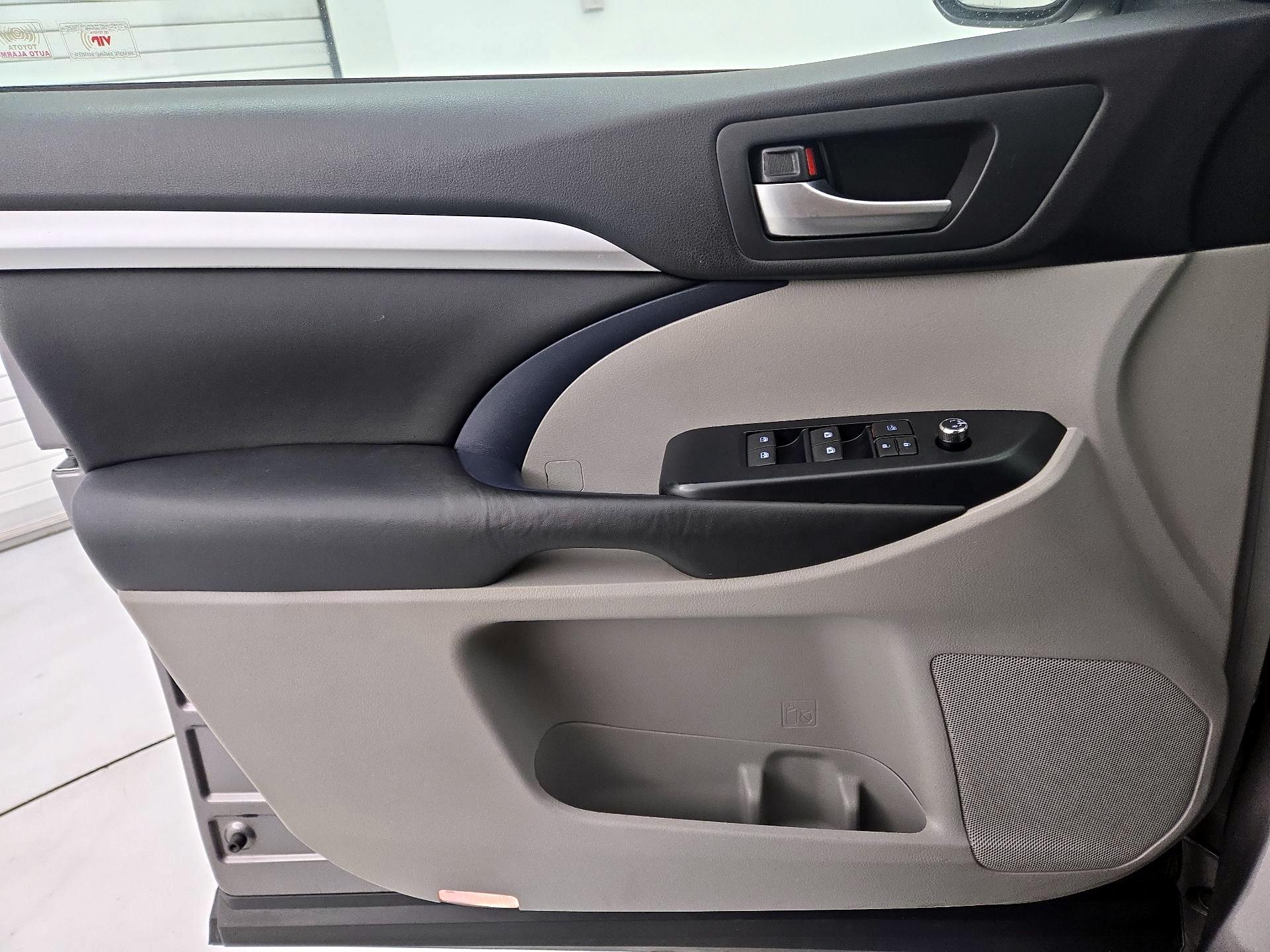 Thumbnail: 2016 Toyota Highlander - 12