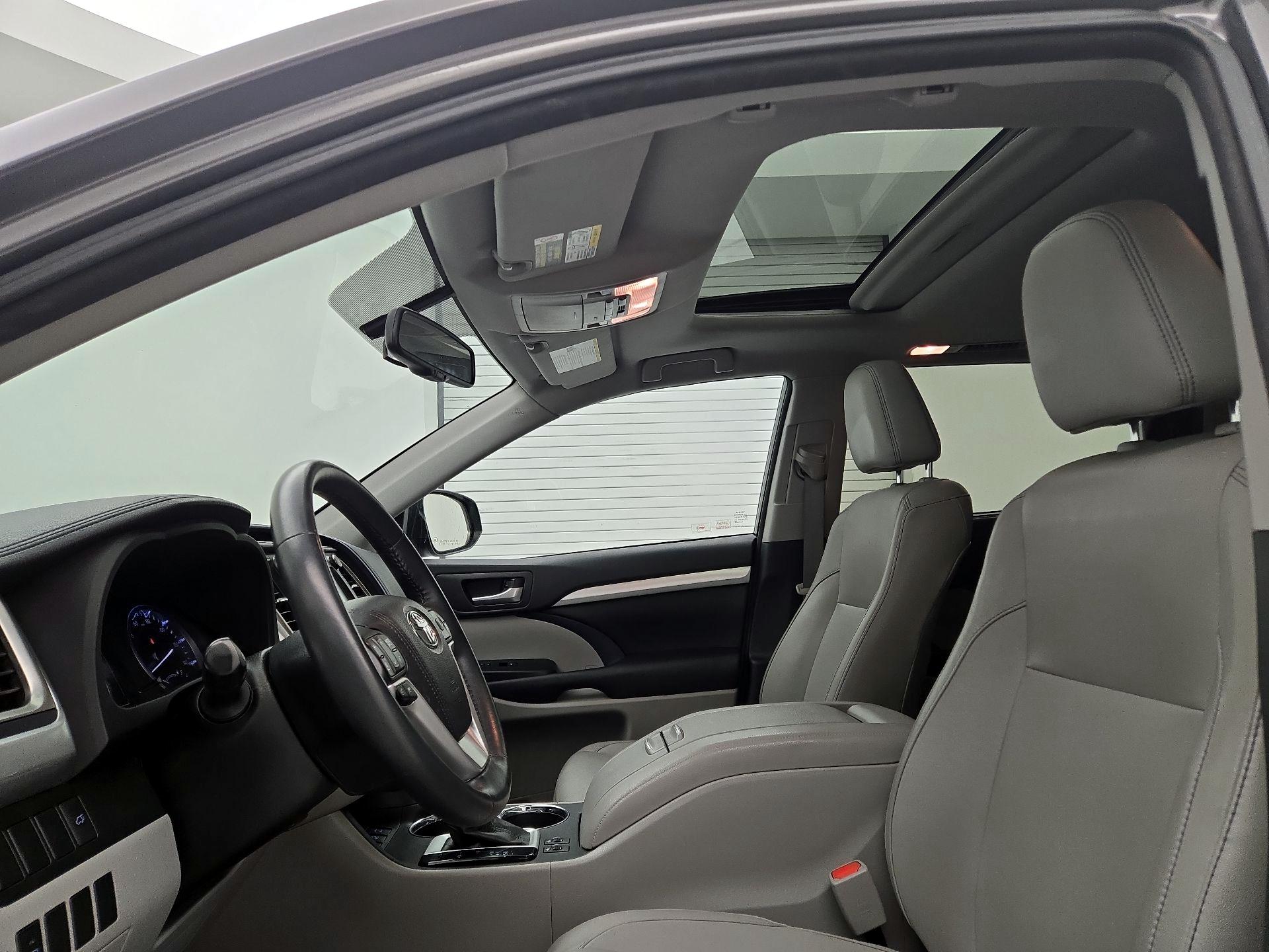 Thumbnail: 2016 Toyota Highlander - 20