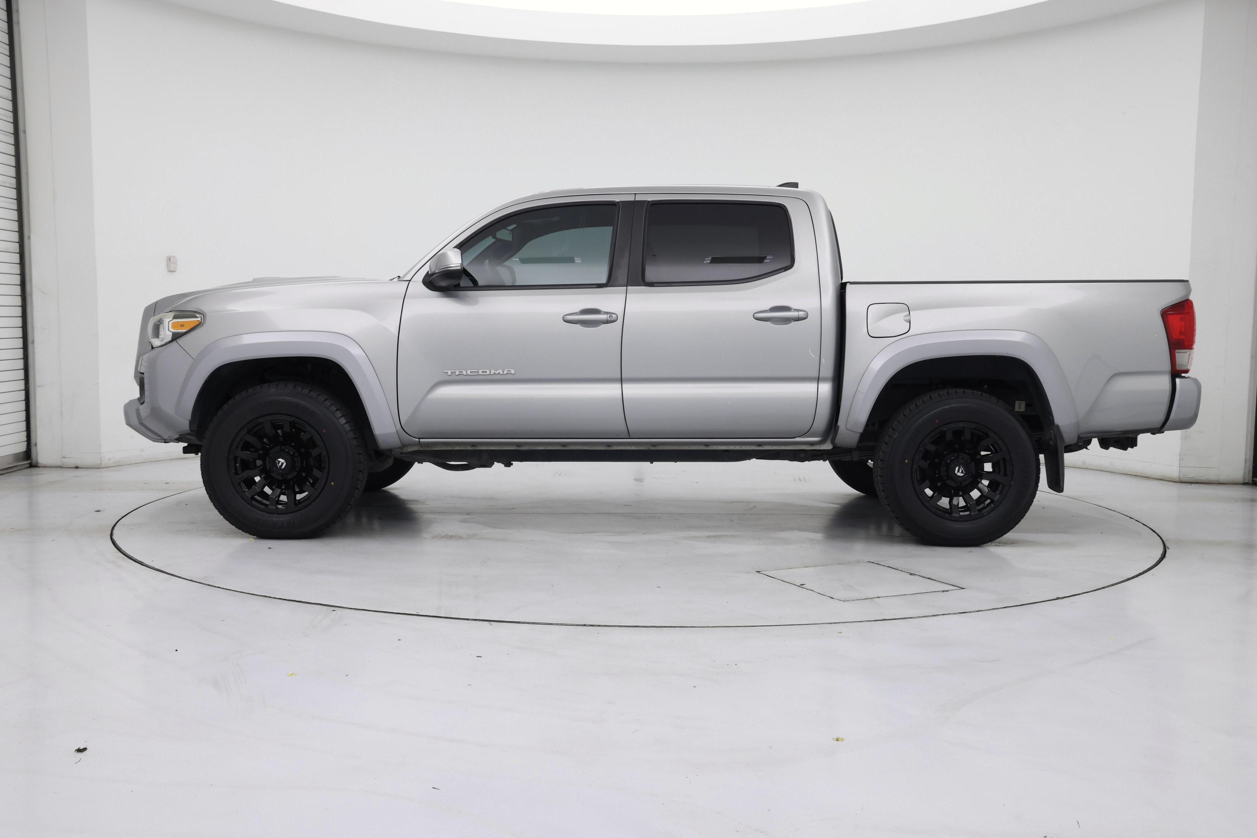 Thumbnail: 2017 Toyota Tacoma - 3