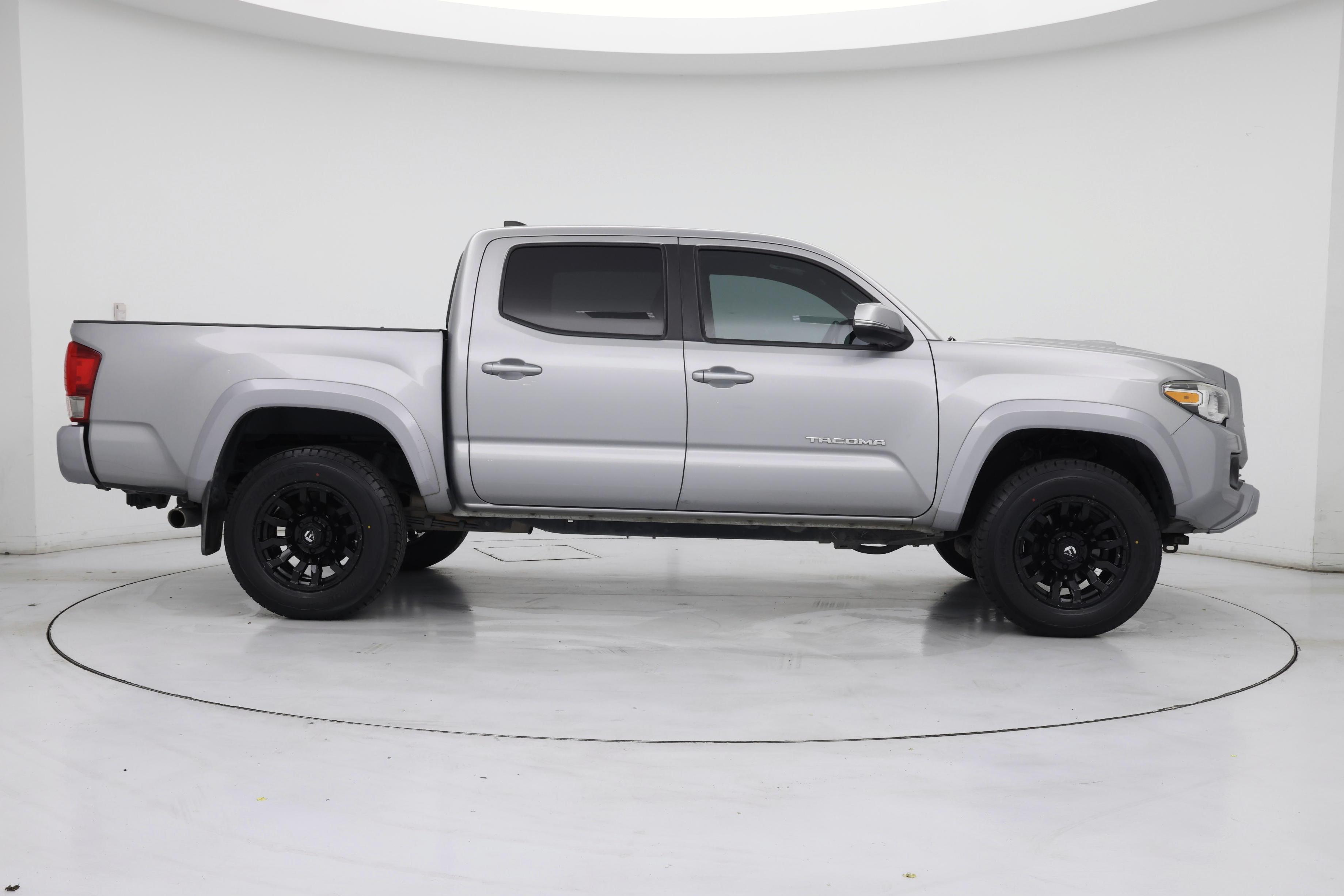 Thumbnail: 2017 Toyota Tacoma - 7