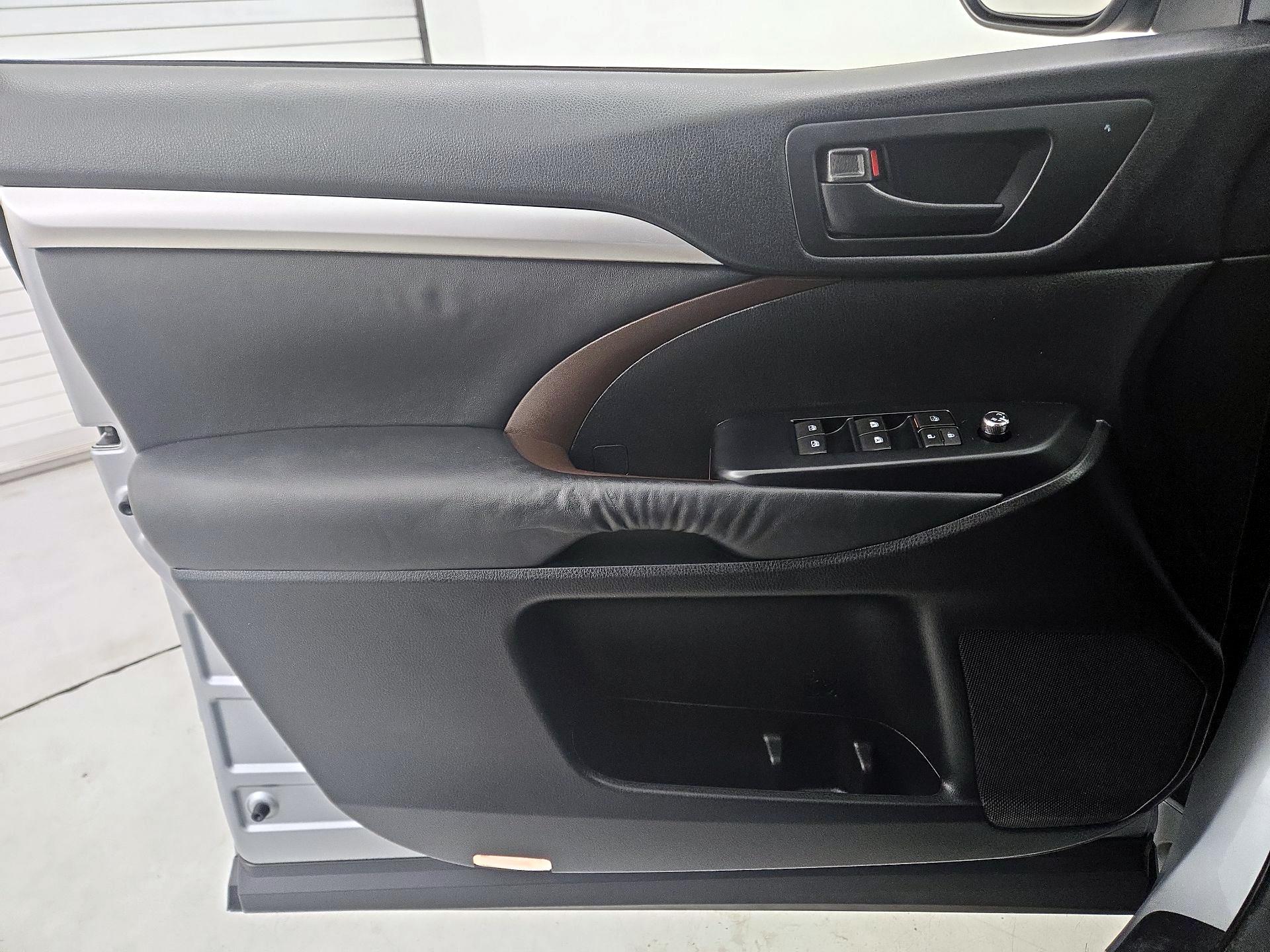 Thumbnail: 2015 Toyota Highlander - 12