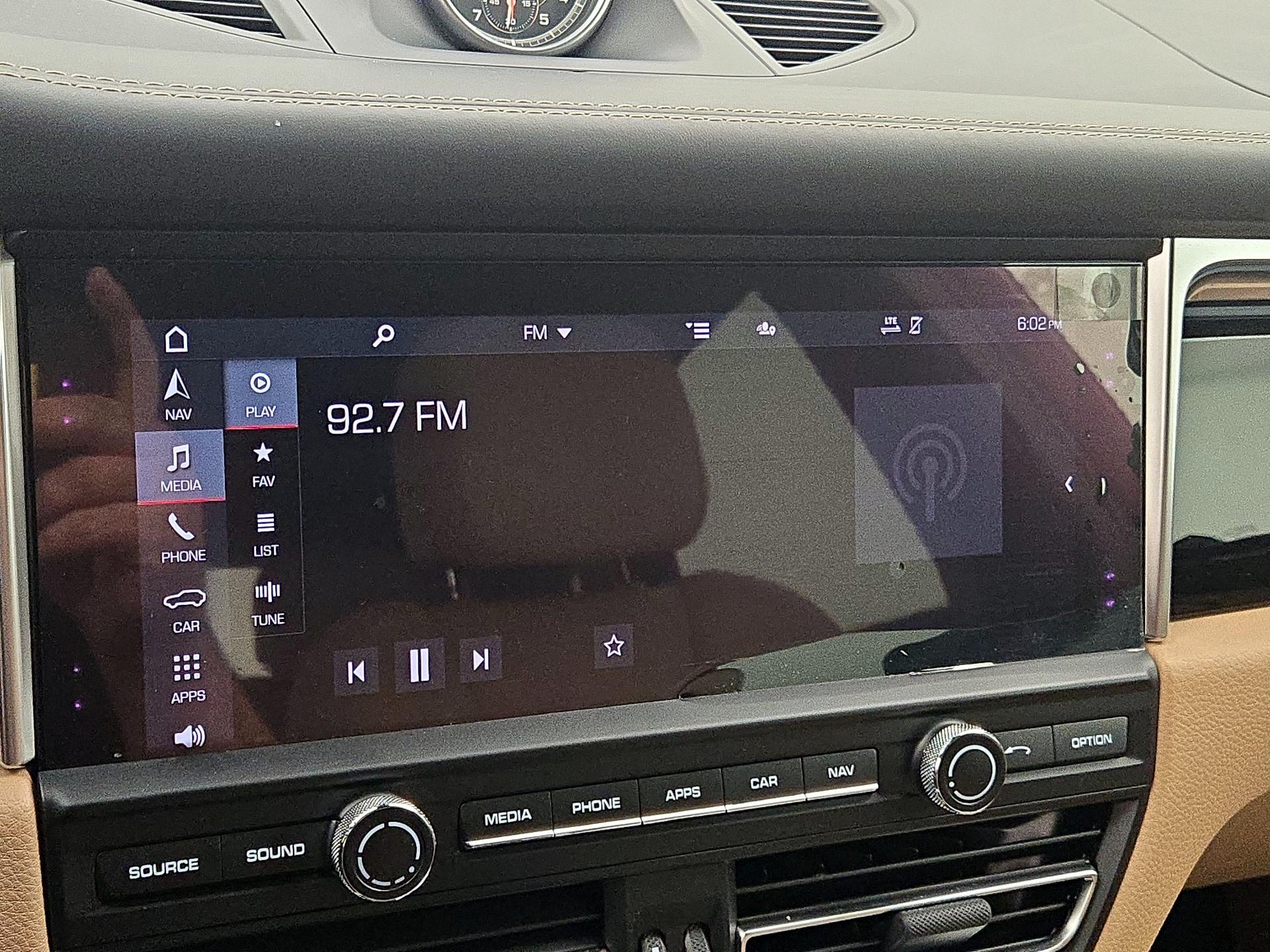 Thumbnail: 2020 Porsche Macan - 16