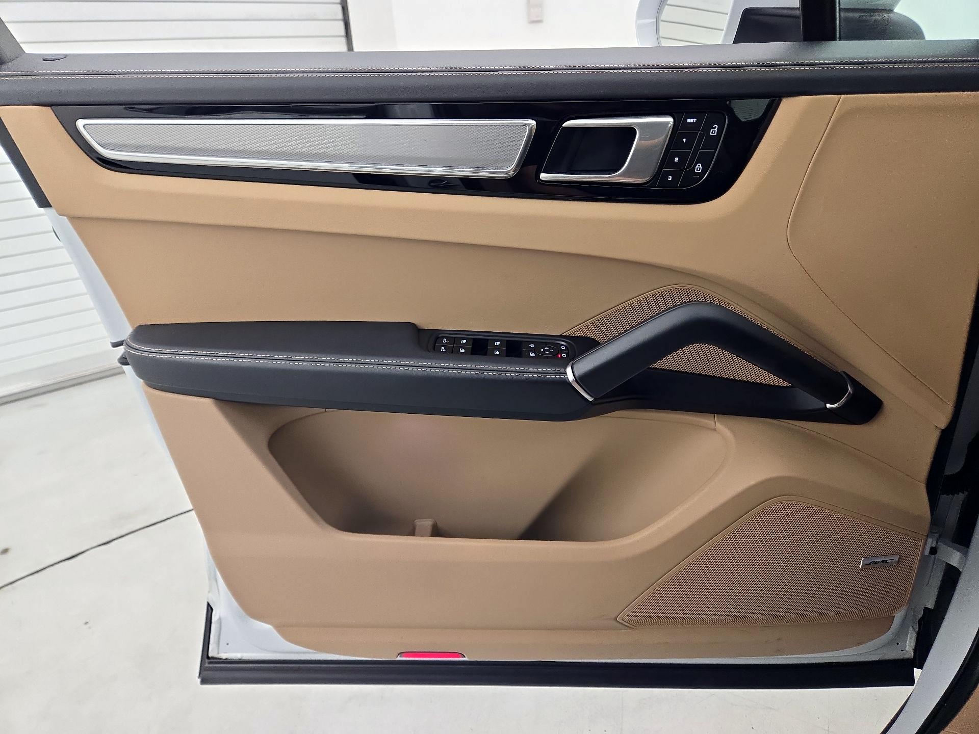 Thumbnail: 2022 Porsche Cayenne - 12