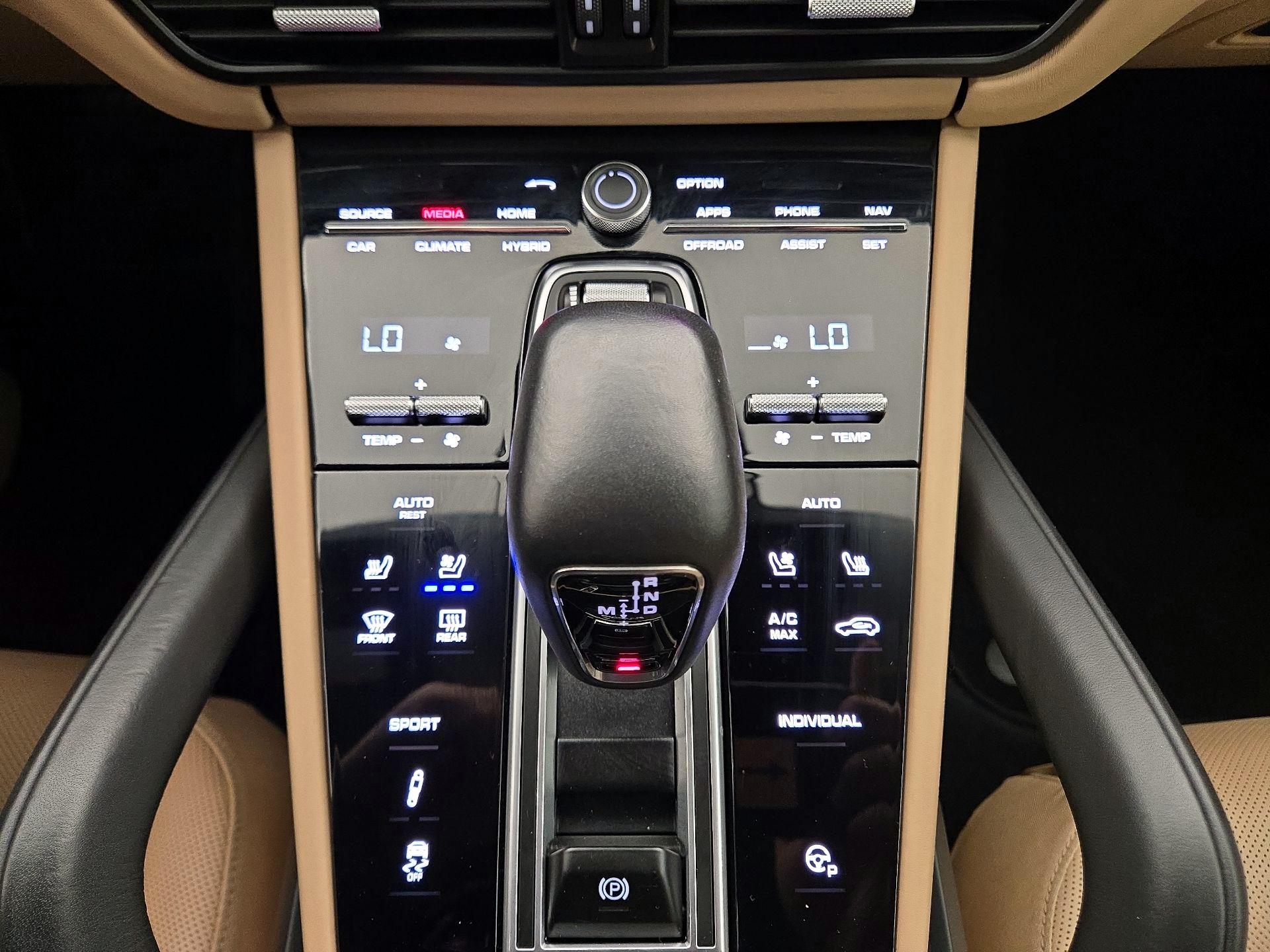 Thumbnail: 2022 Porsche Cayenne - 17