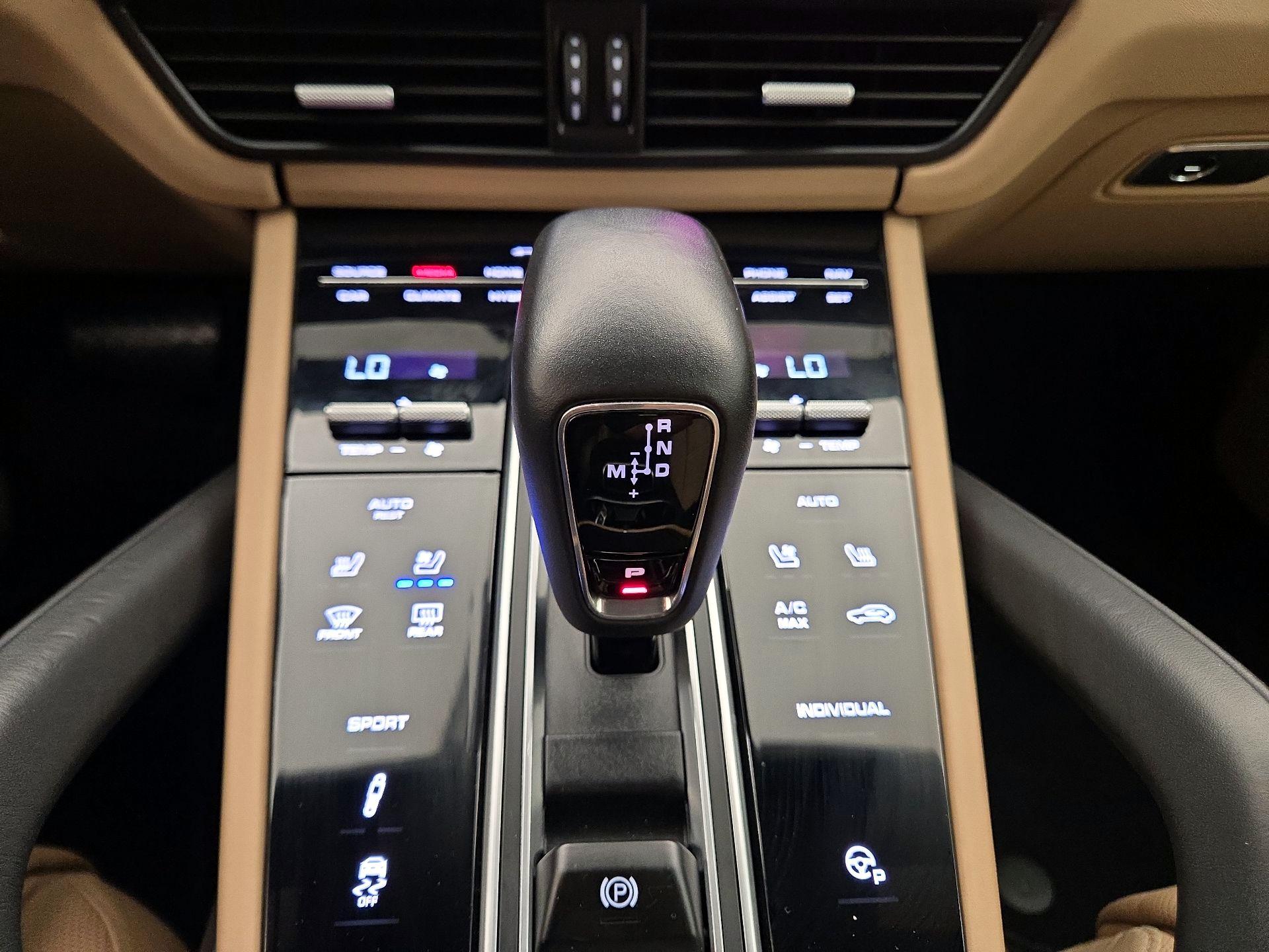 Thumbnail: 2022 Porsche Cayenne - 18