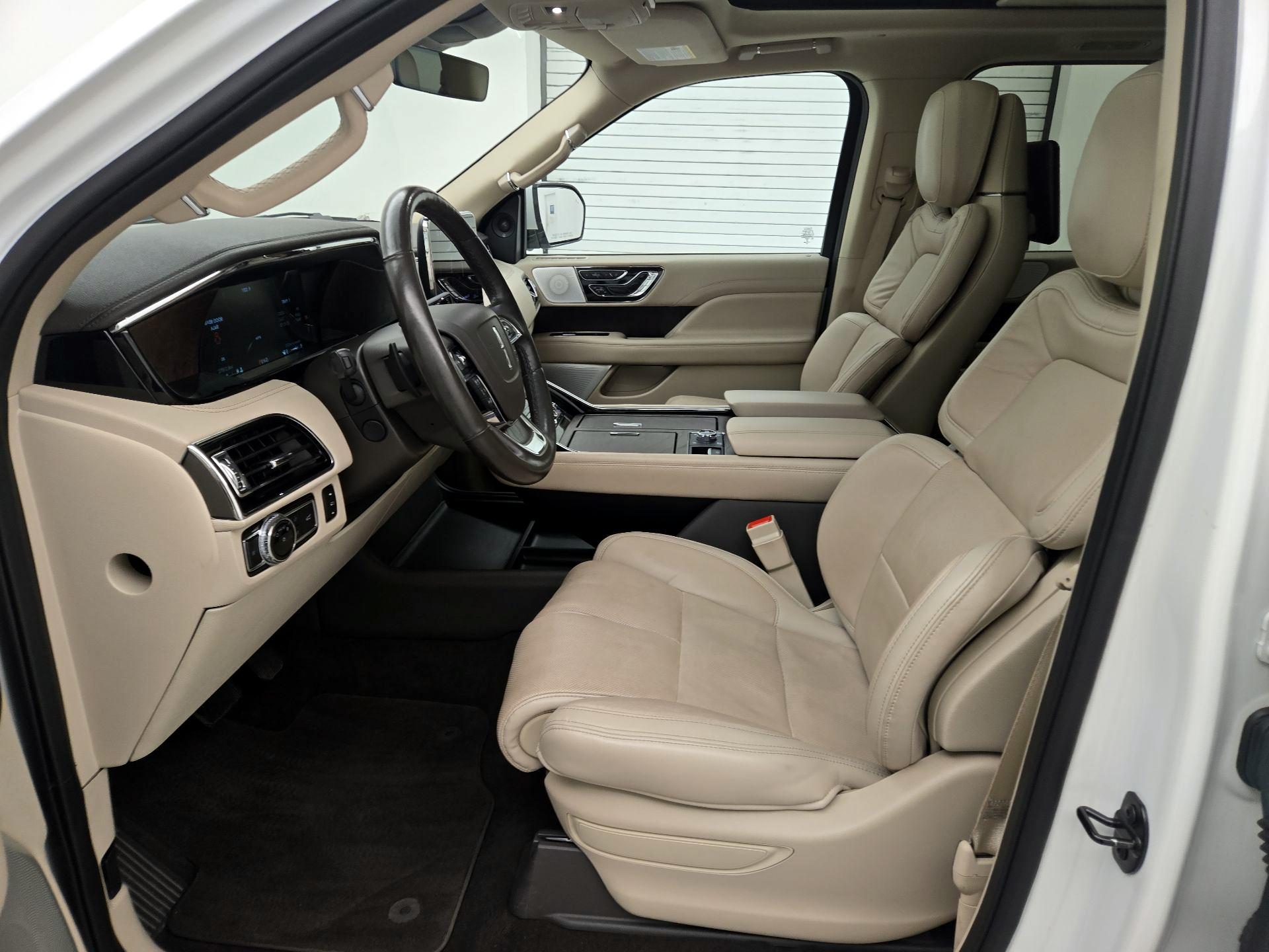 Thumbnail: 2020 Lincoln Navigator L - 11