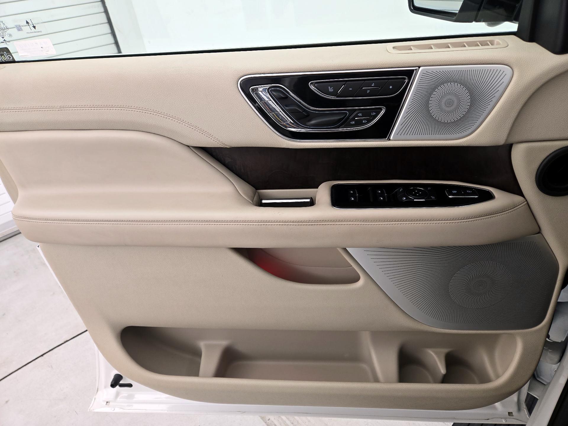 Thumbnail: 2020 Lincoln Navigator L - 12