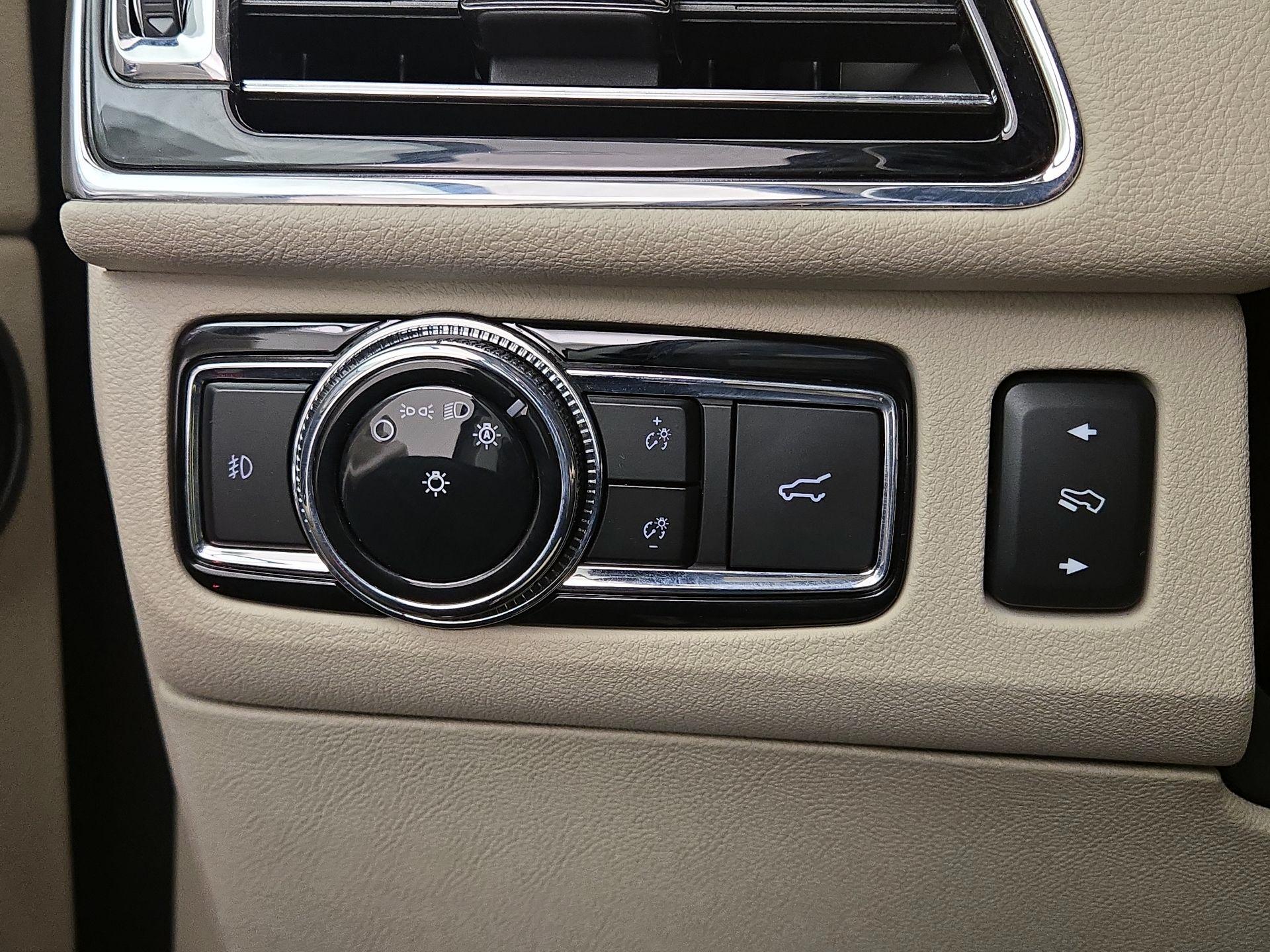 Thumbnail: 2020 Lincoln Navigator L - 13