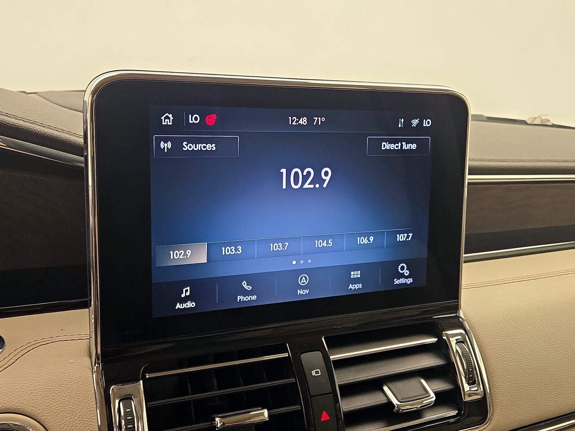 Thumbnail: 2020 Lincoln Navigator L - 16