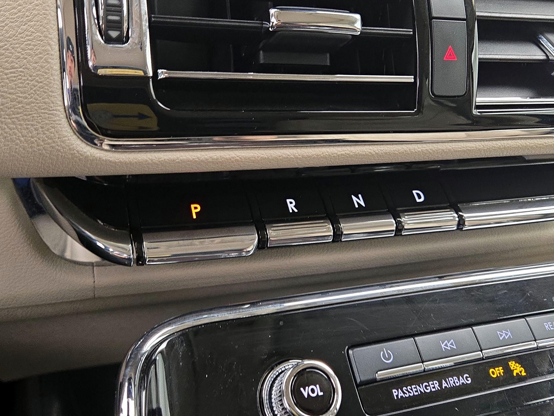 Thumbnail: 2020 Lincoln Navigator L - 18