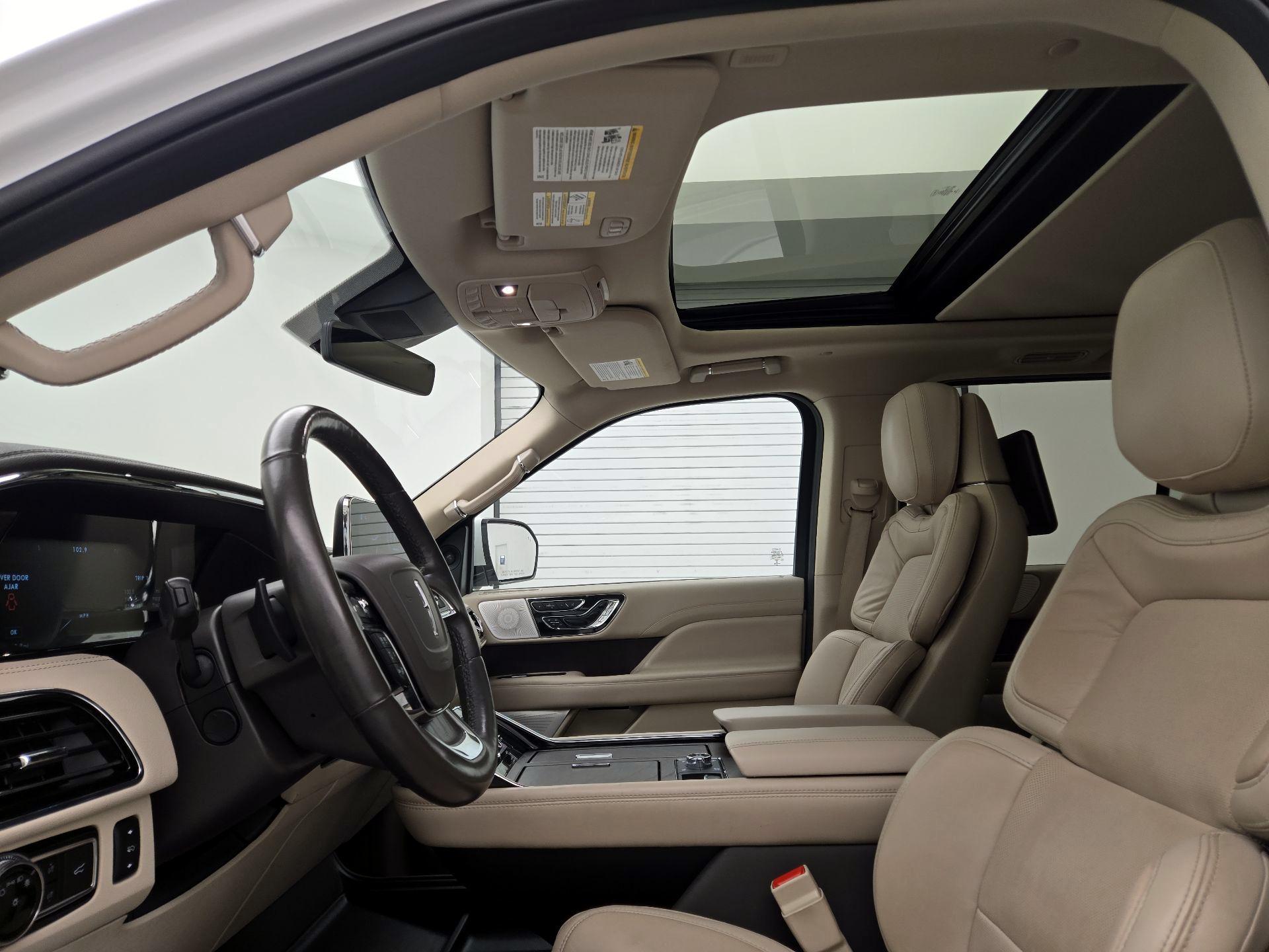 Thumbnail: 2020 Lincoln Navigator L - 20