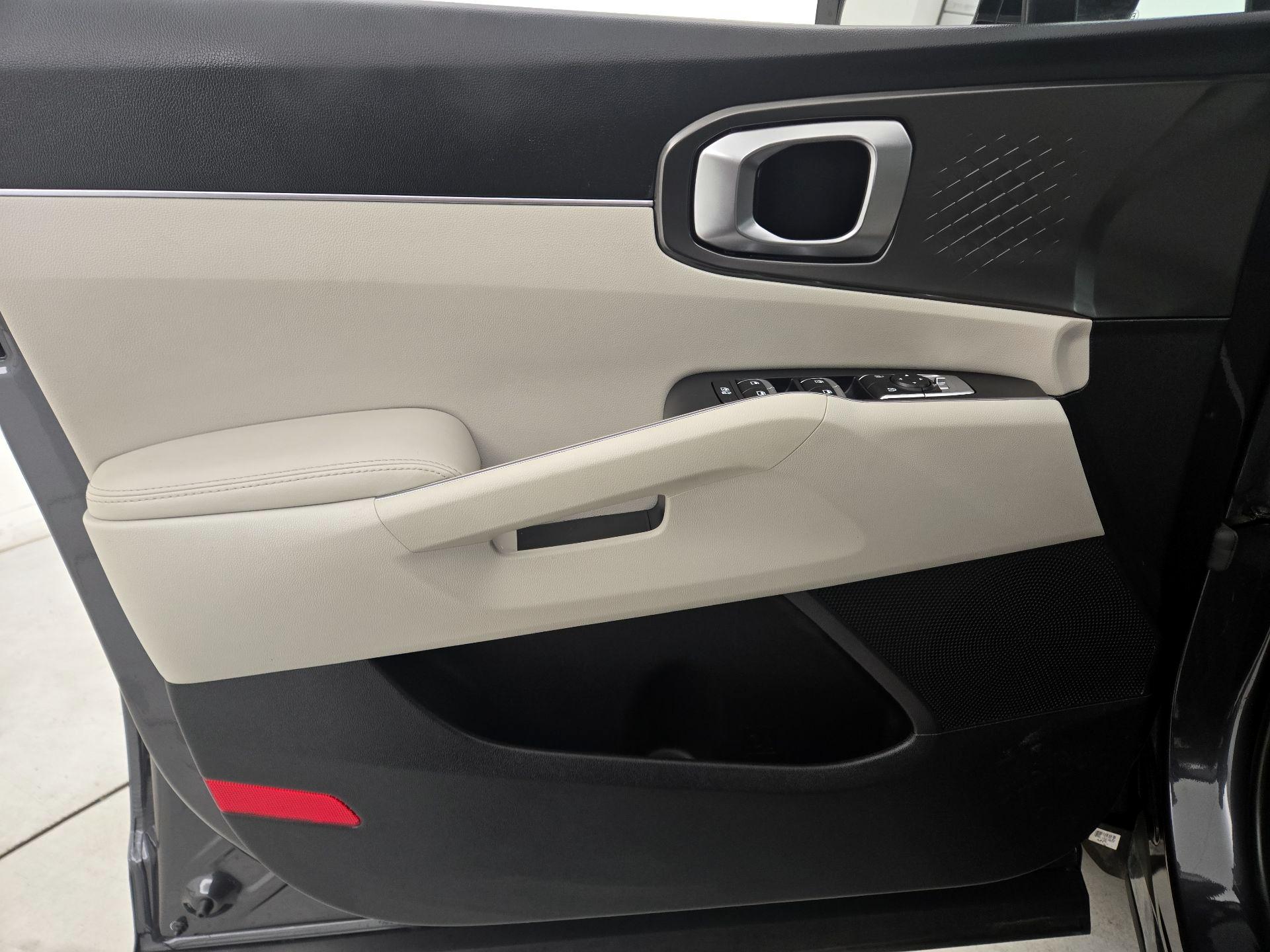 Thumbnail: 2023 Kia Sorento - 12