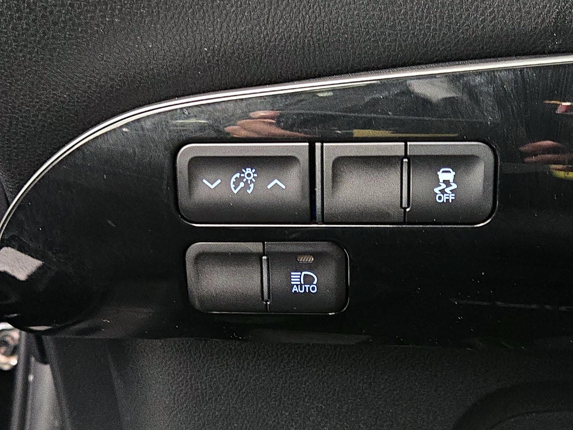 Thumbnail: 2018 Toyota Prius - 13