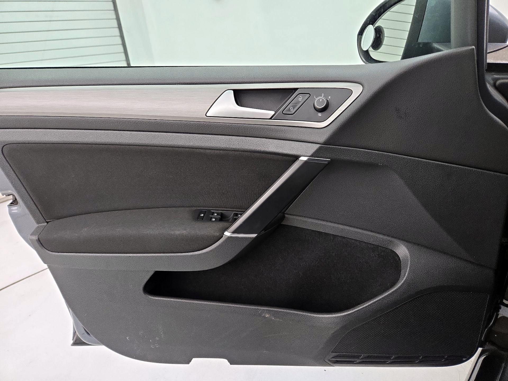 Thumbnail: 2016 Volkswagen Golf - 12