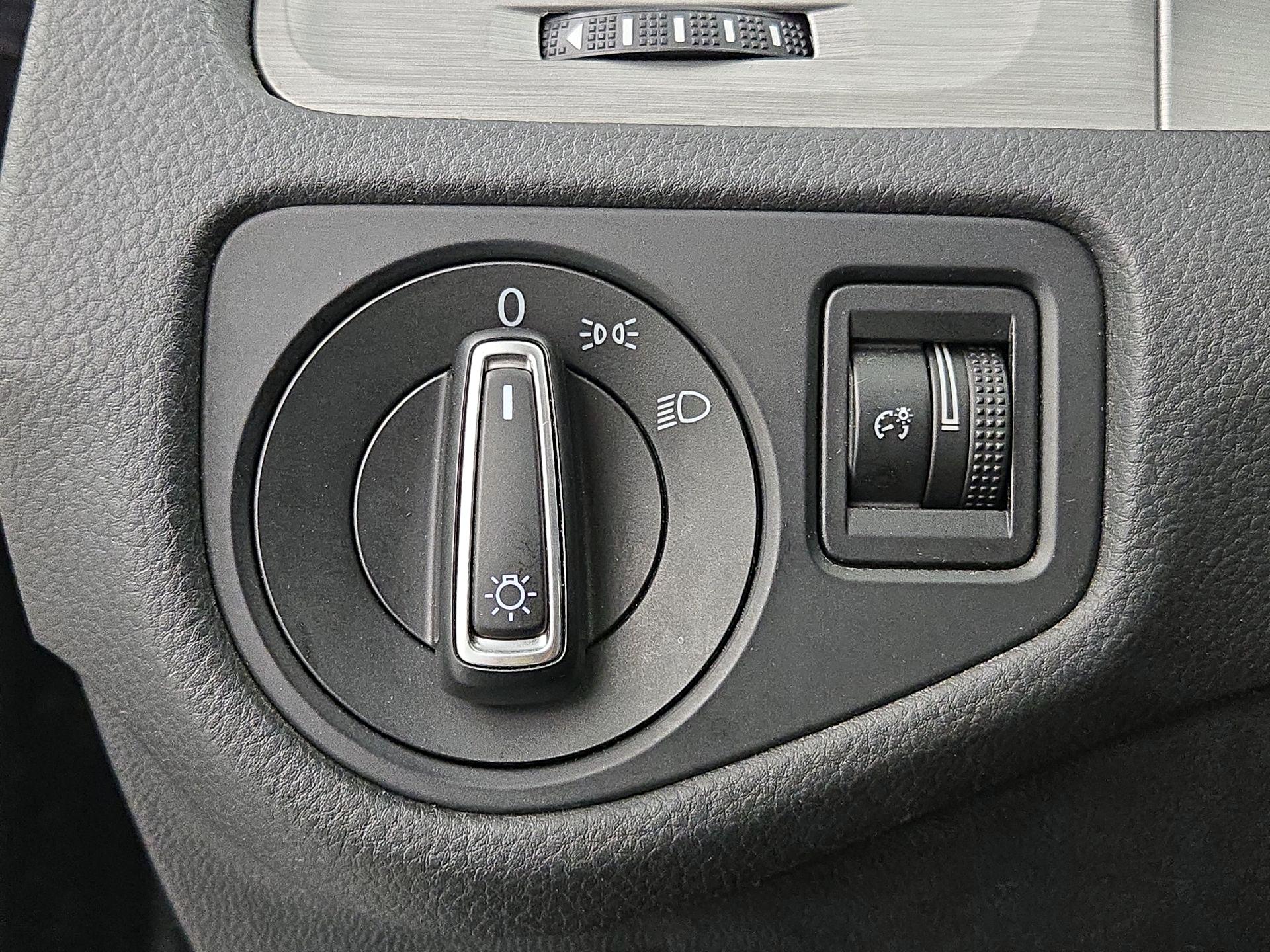 Thumbnail: 2016 Volkswagen Golf - 13