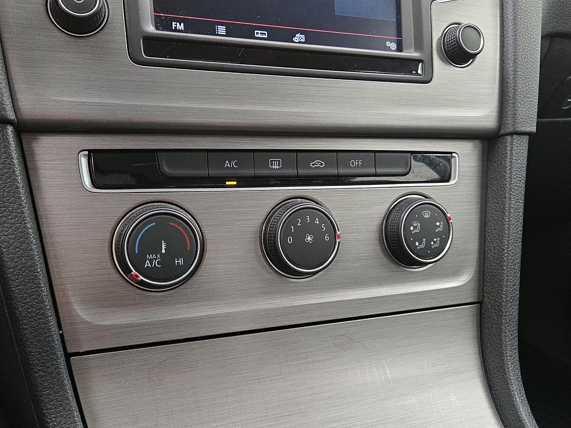 Thumbnail: 2016 Volkswagen Golf - 16