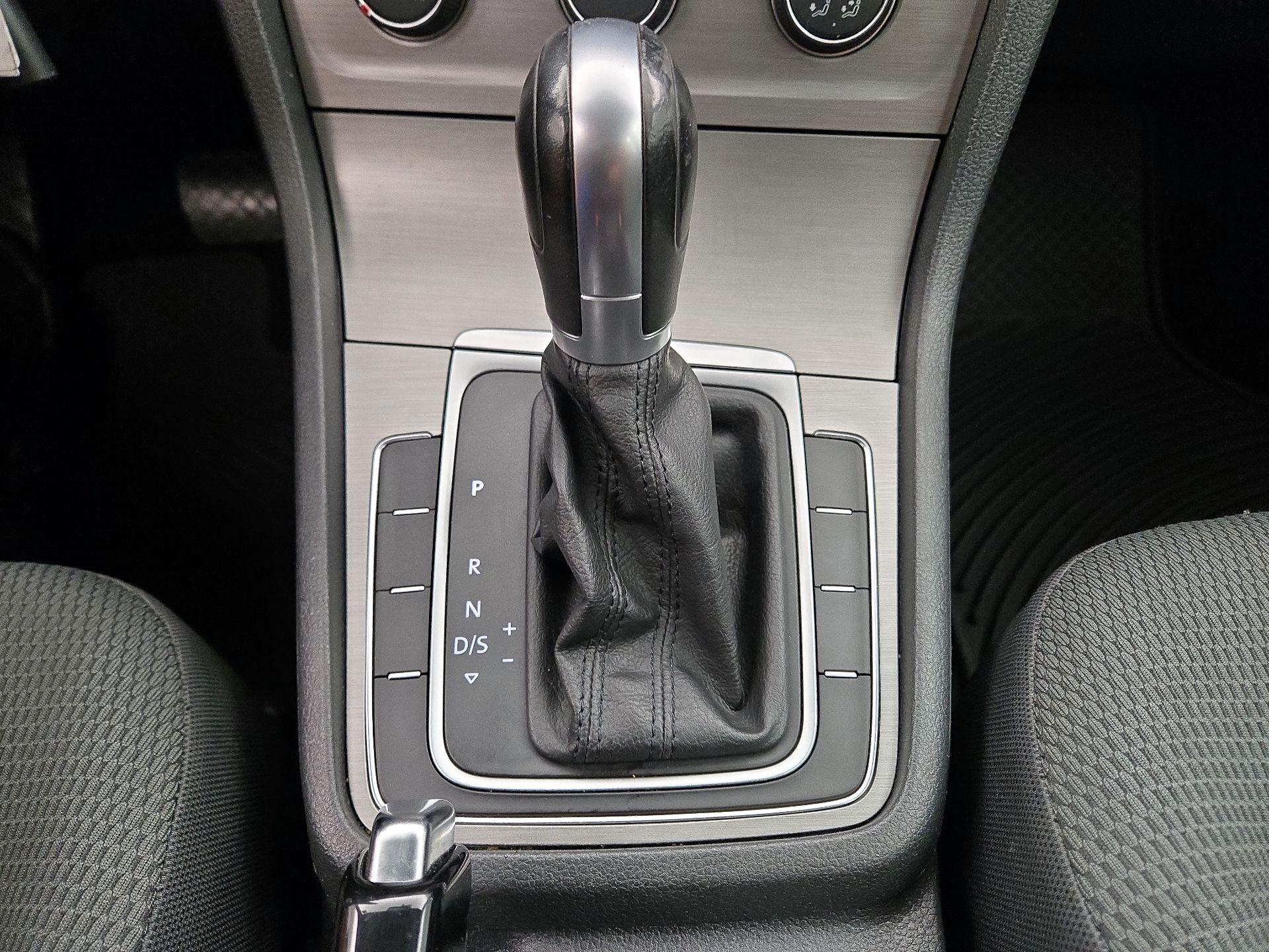 Thumbnail: 2016 Volkswagen Golf - 17