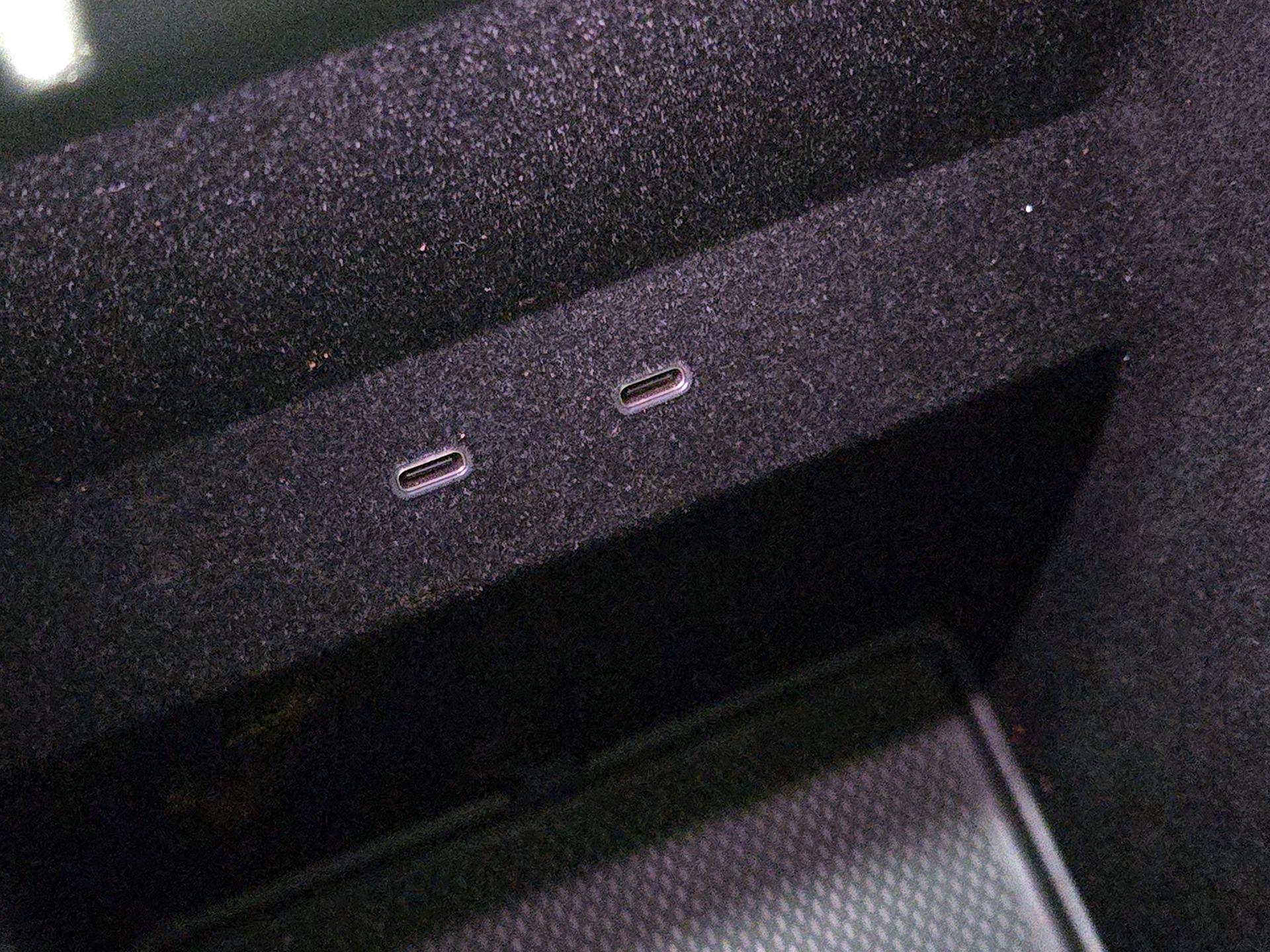 Thumbnail: 2026 Rivian R1S - 18