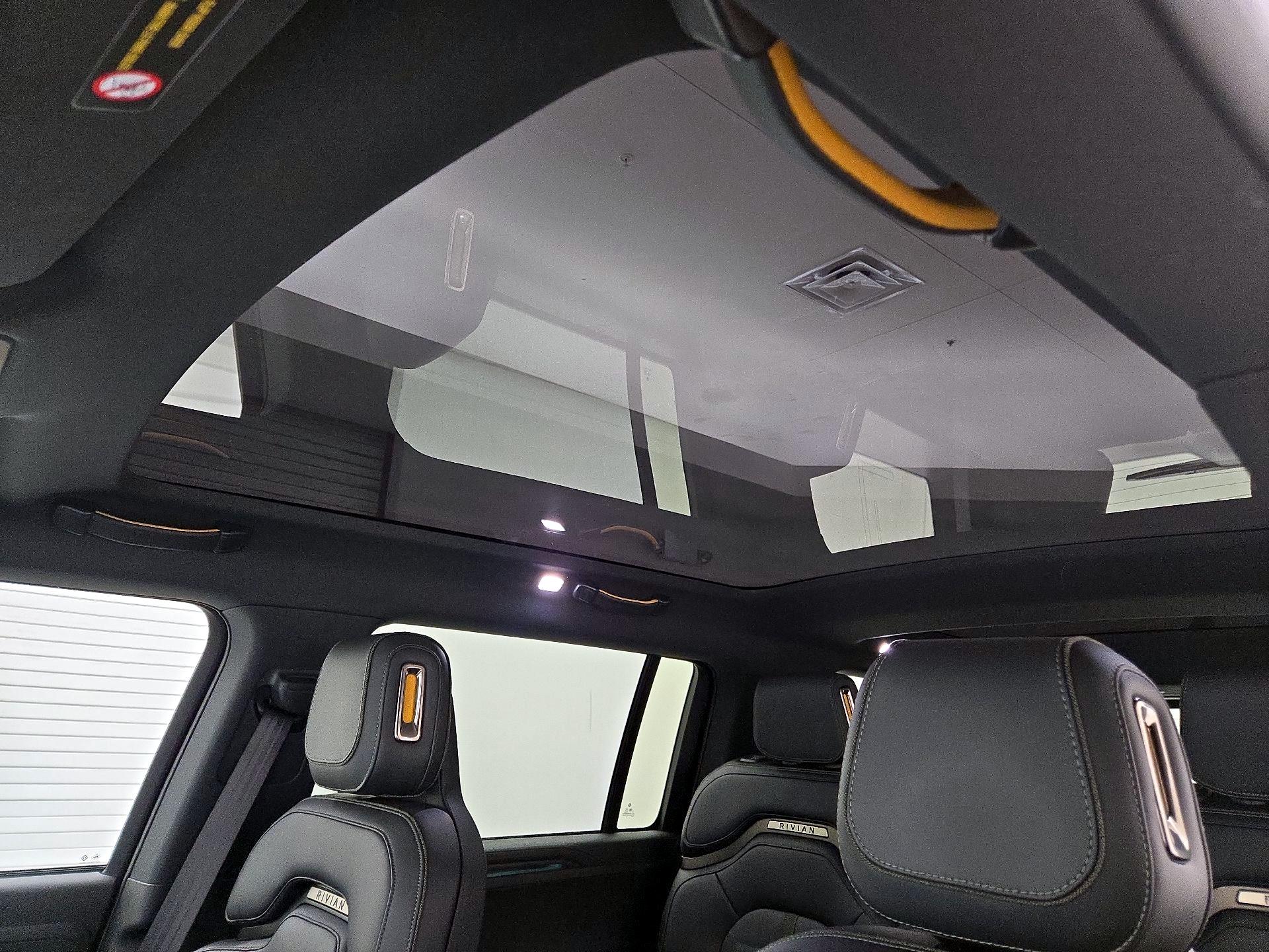 Thumbnail: 2026 Rivian R1S - 19