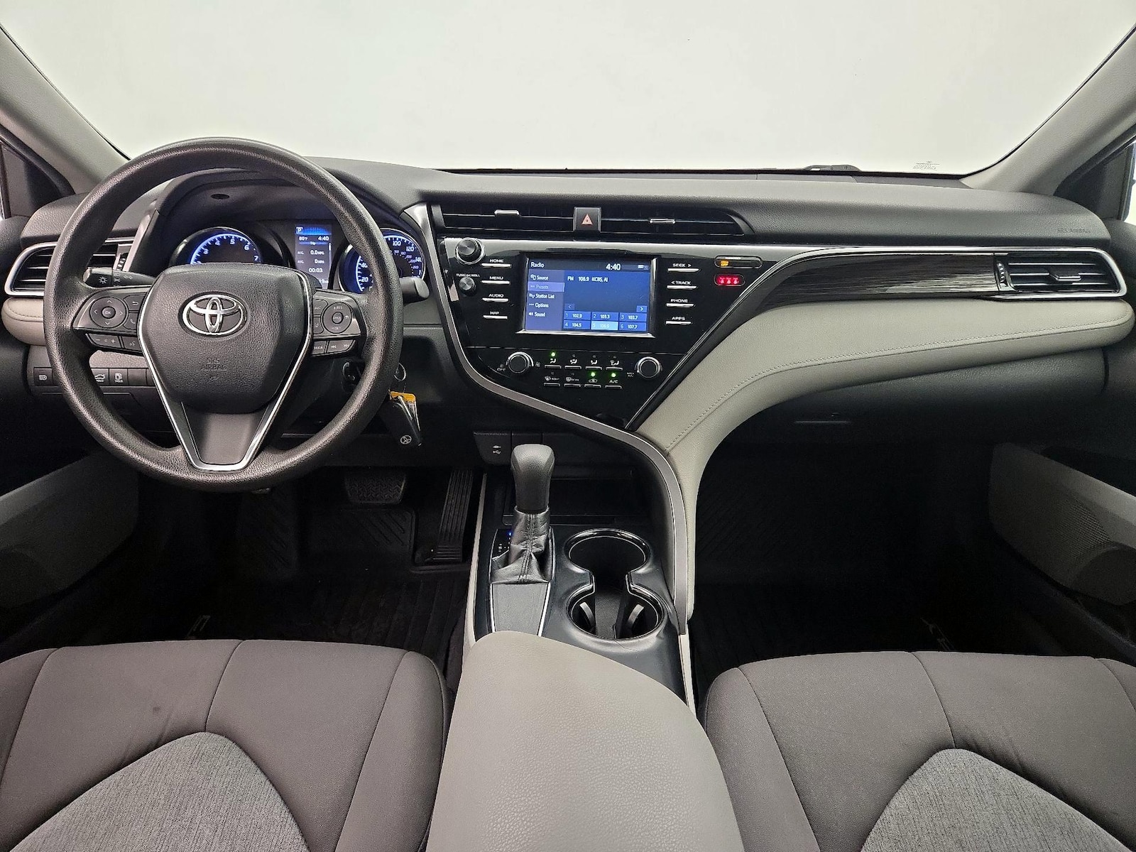 2019 Toyota Camry LE - Photo 10