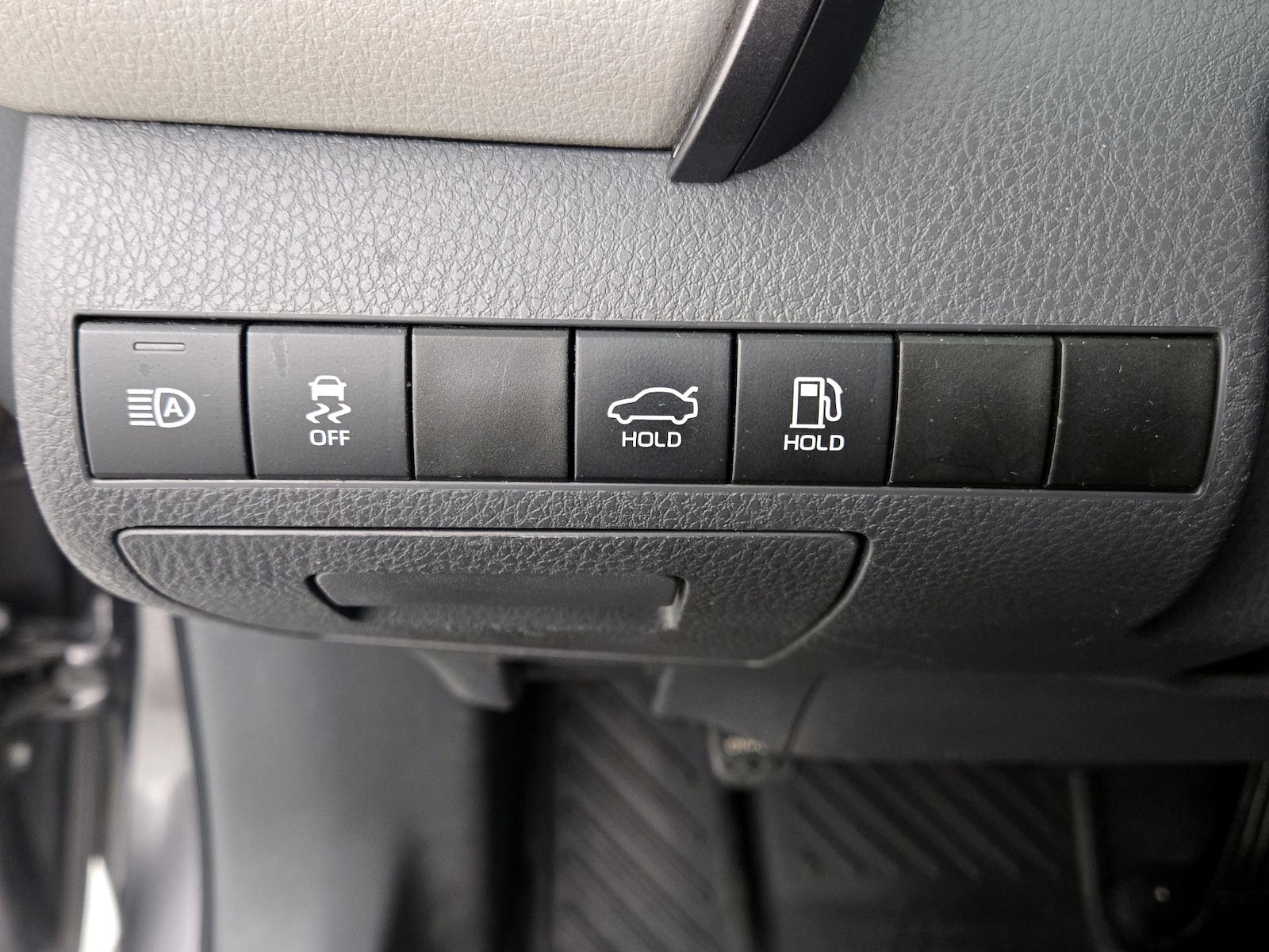 2019 Toyota Camry LE - Photo 14