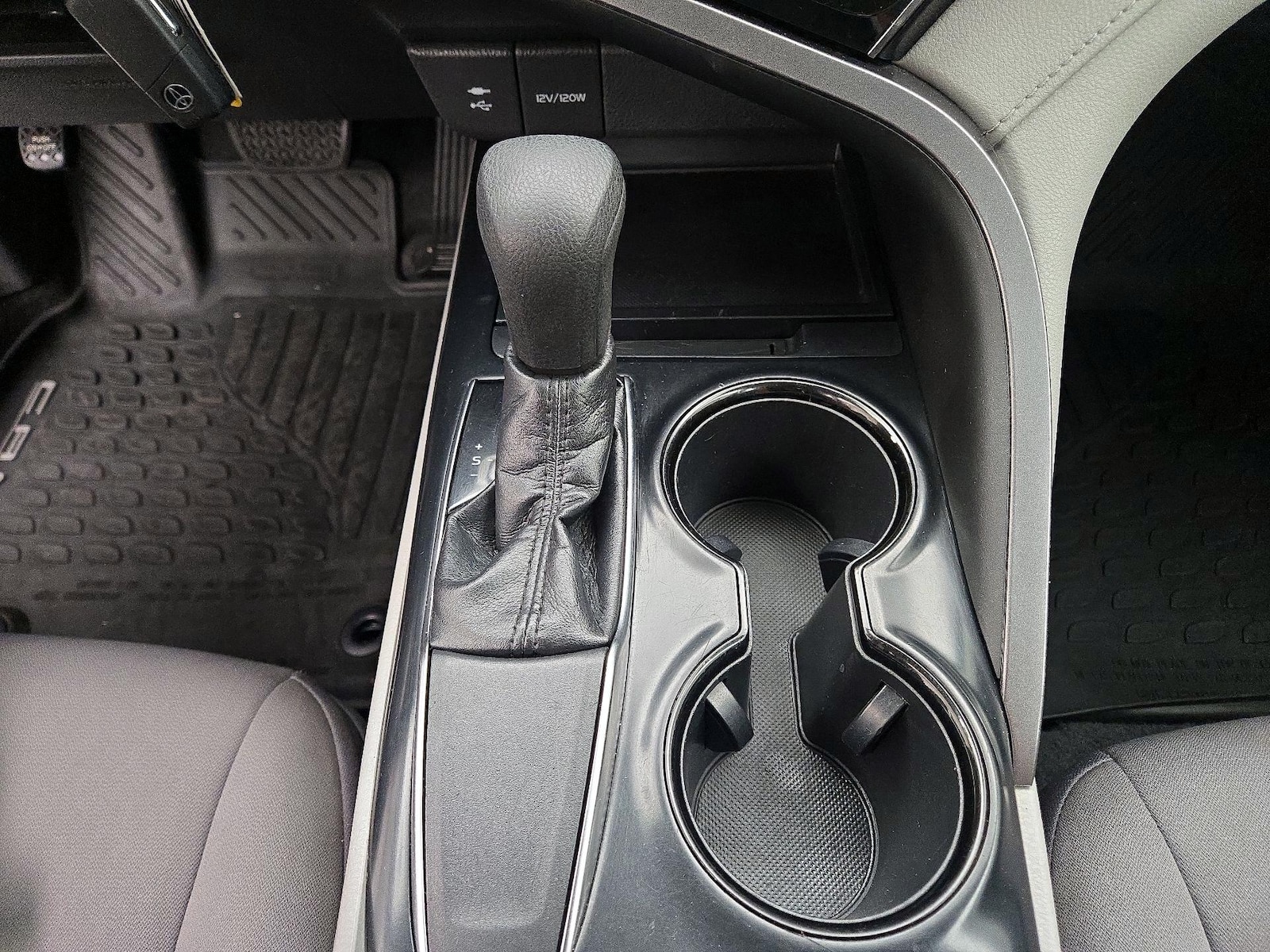 2019 Toyota Camry LE - Photo 18