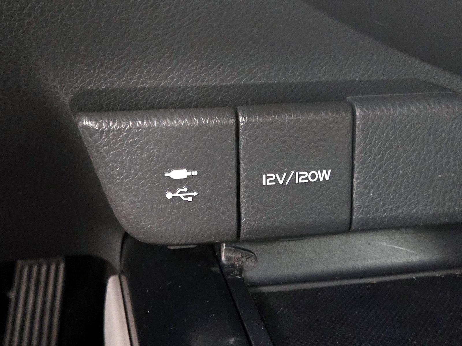 2019 Toyota Camry LE - Photo 19