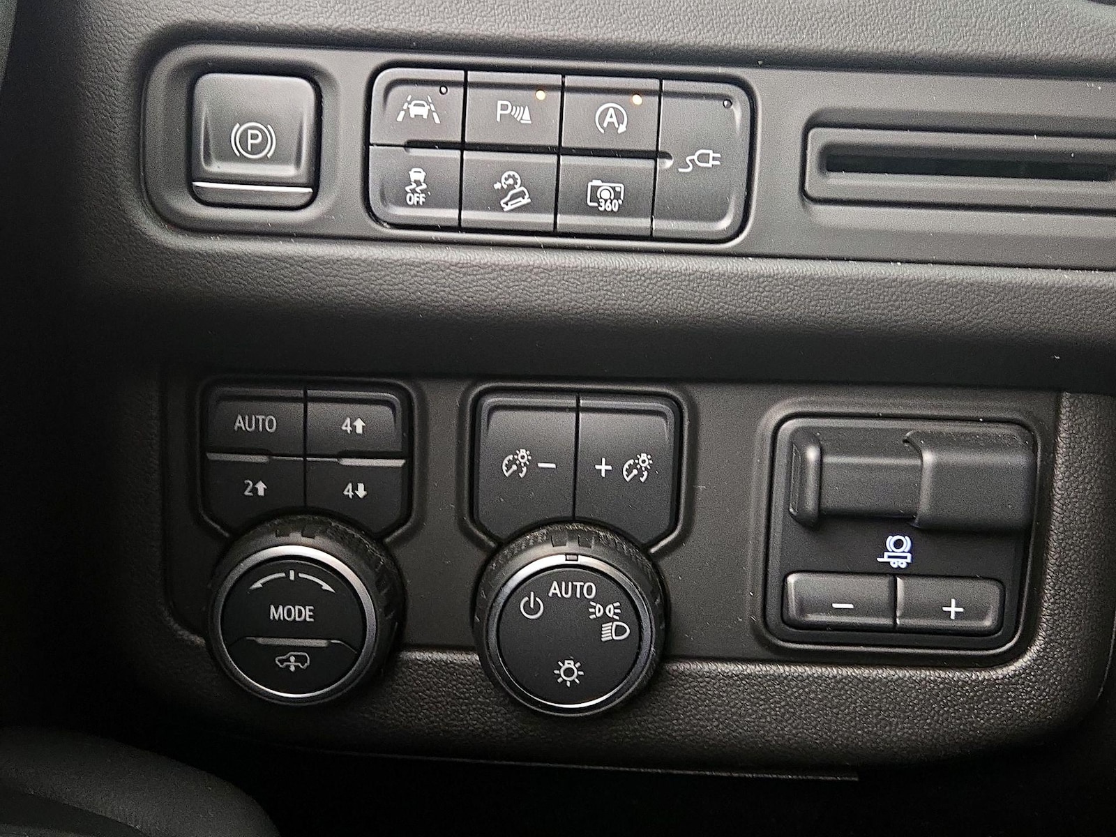 2022 Chevrolet Suburban Z71 - Photo 14