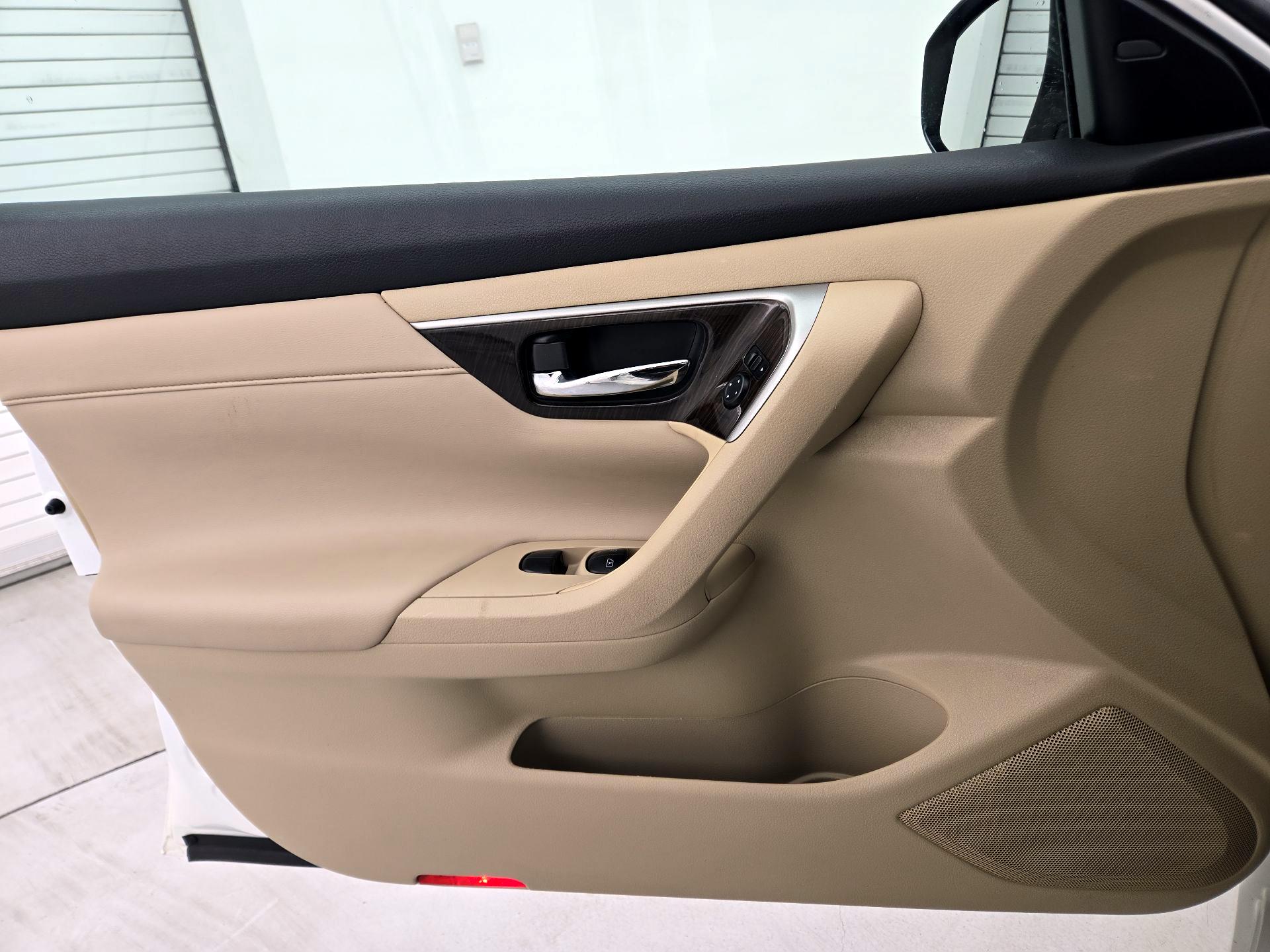 Thumbnail: 2015 Nissan Altima - 12
