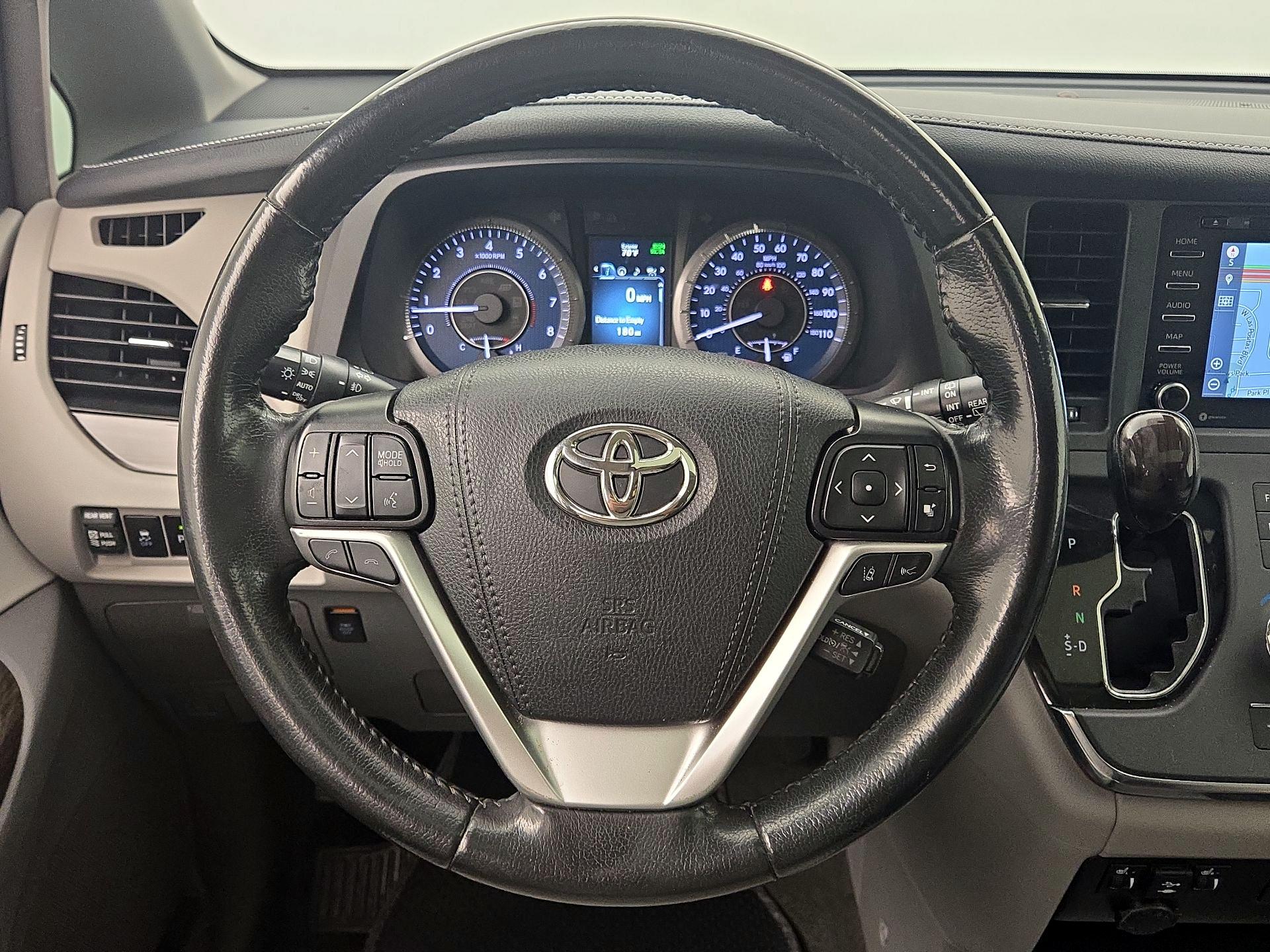 Thumbnail: 2019 Toyota Sienna - 10