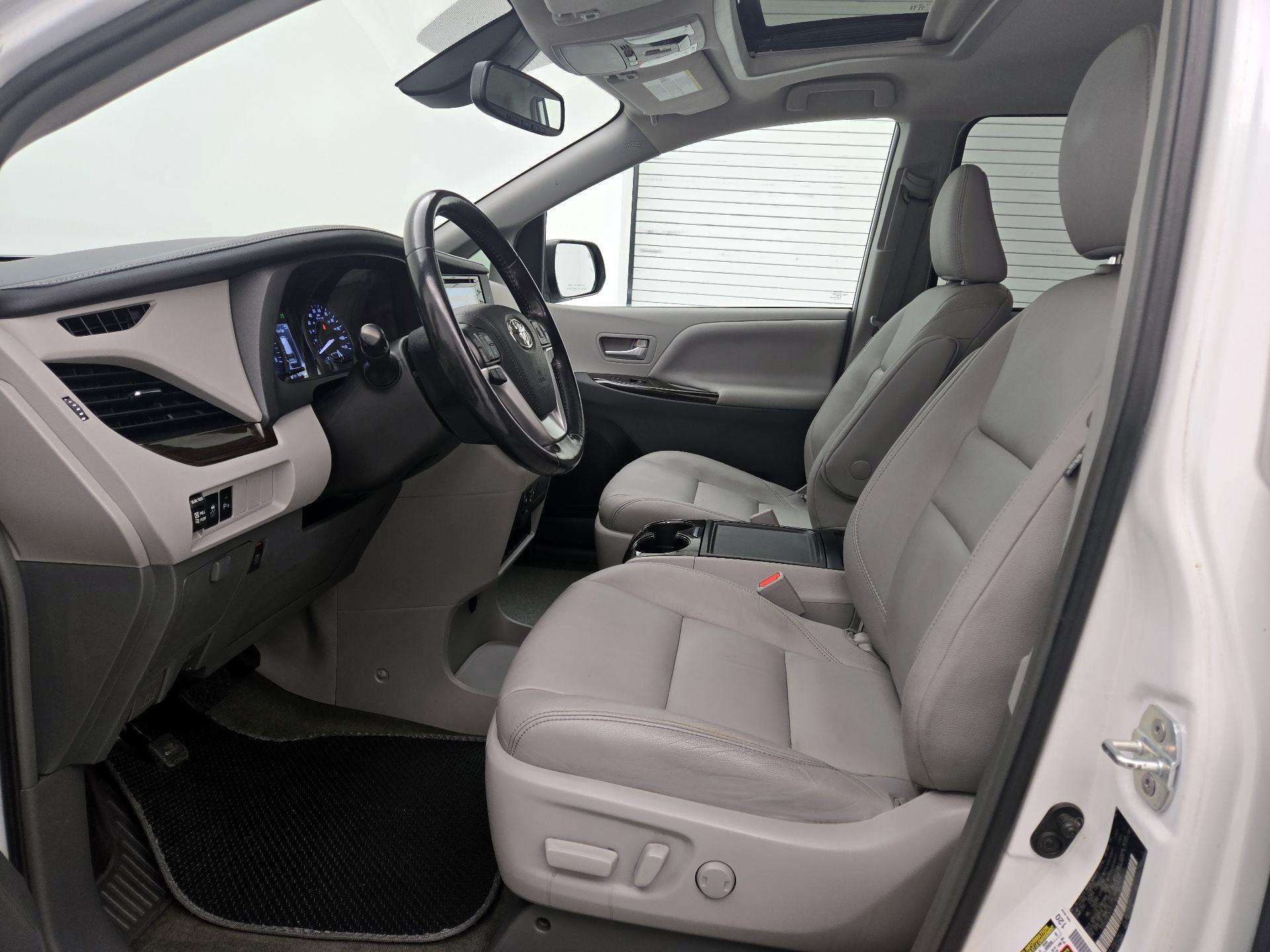 Thumbnail: 2019 Toyota Sienna - 11