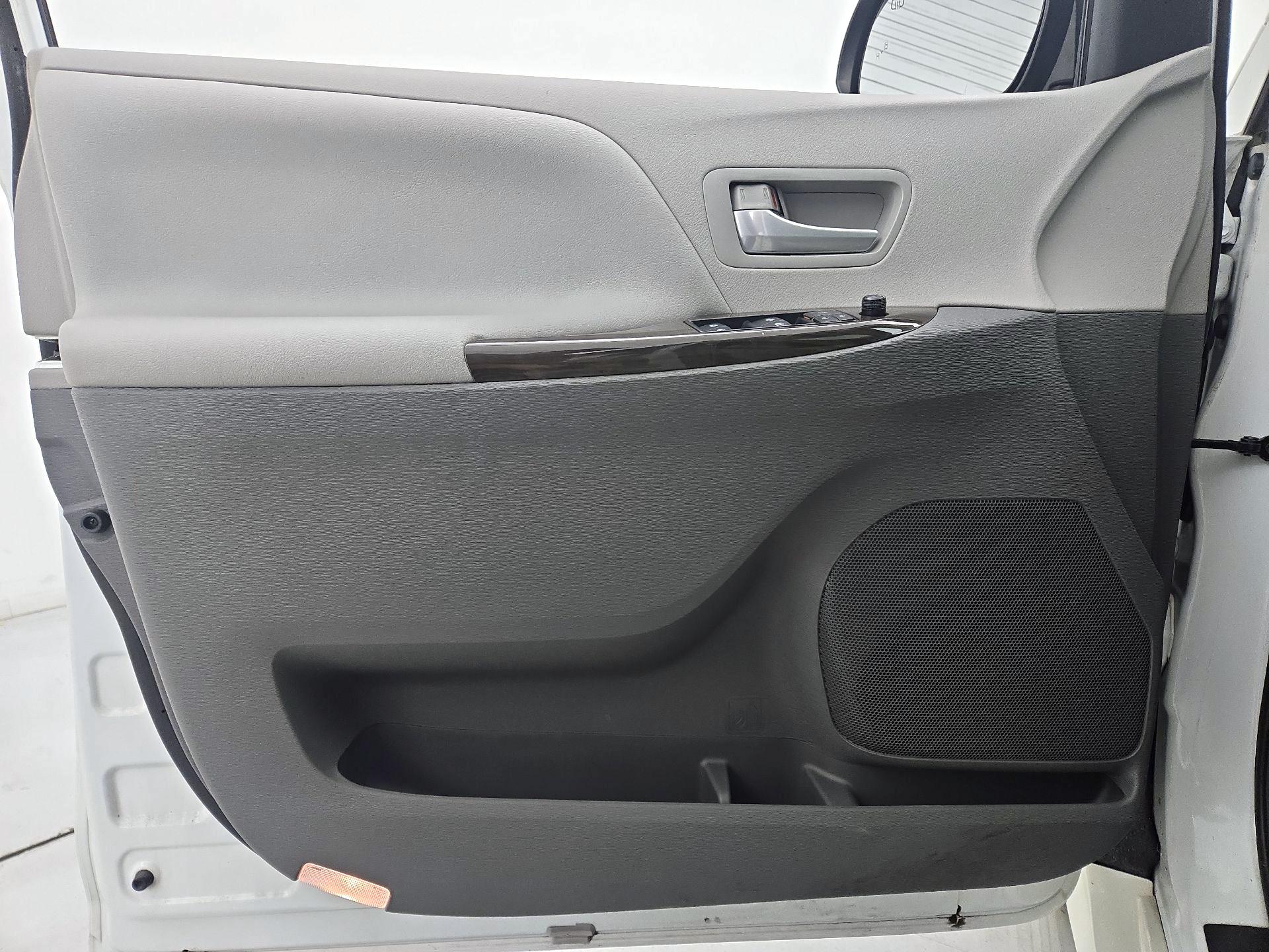 Thumbnail: 2019 Toyota Sienna - 12