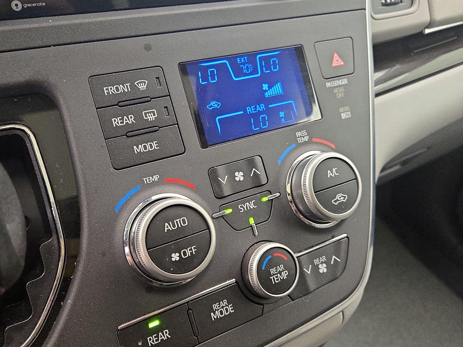 Thumbnail: 2019 Toyota Sienna - 17