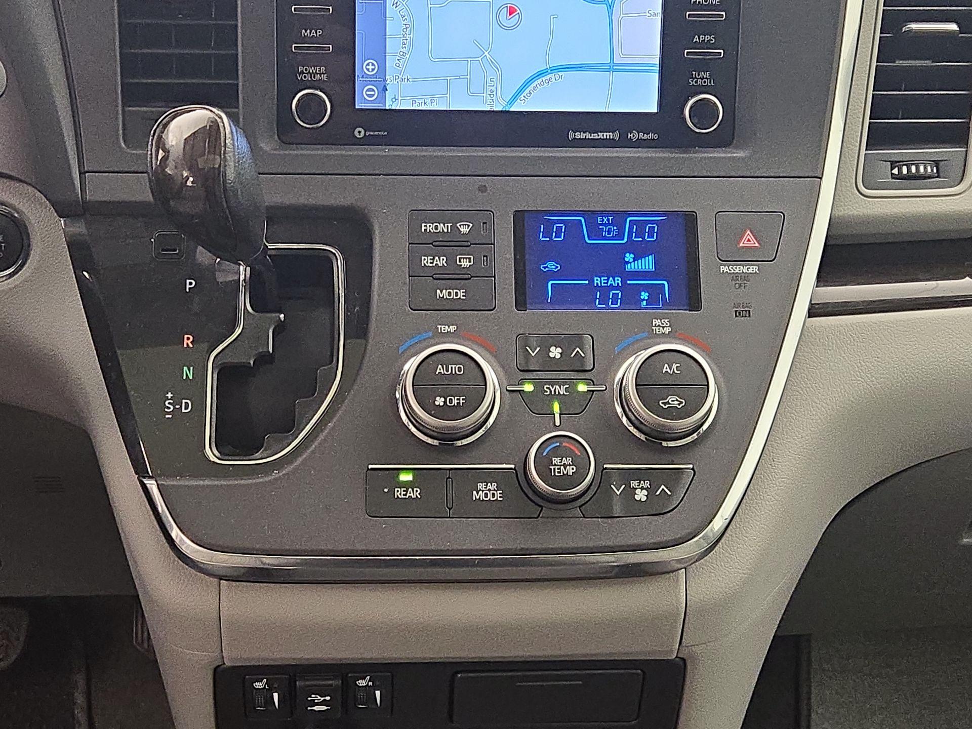 Thumbnail: 2019 Toyota Sienna - 18
