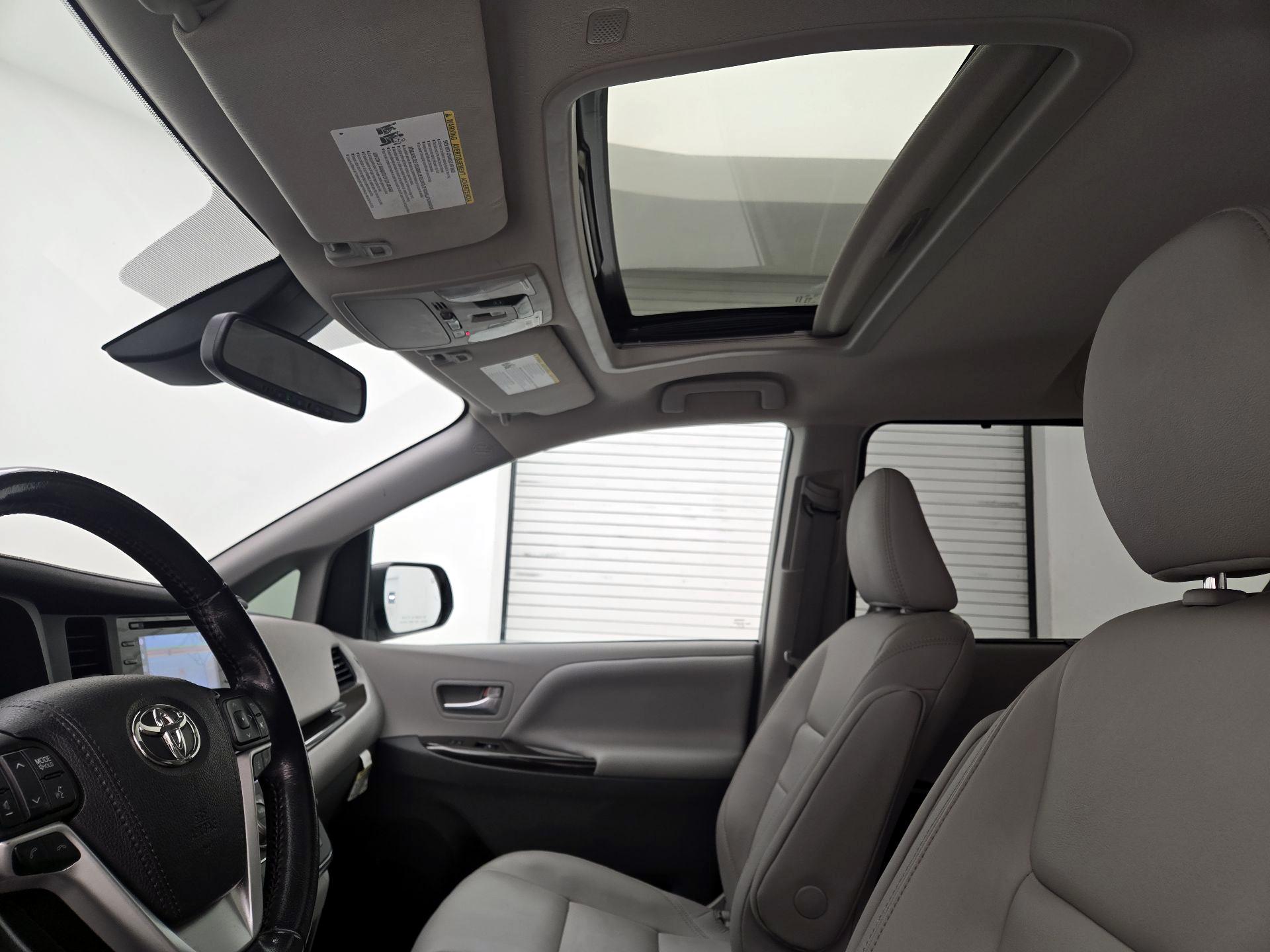 Thumbnail: 2019 Toyota Sienna - 19