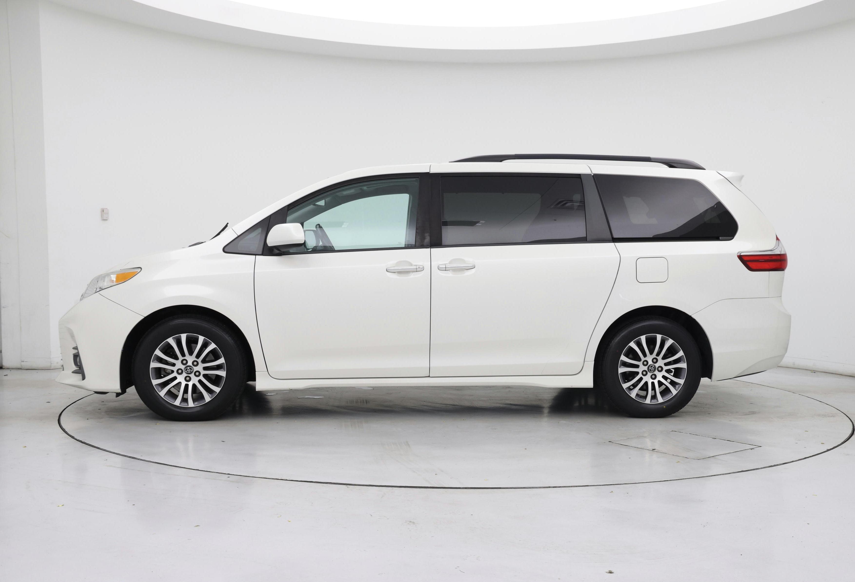 Thumbnail: 2019 Toyota Sienna - 3