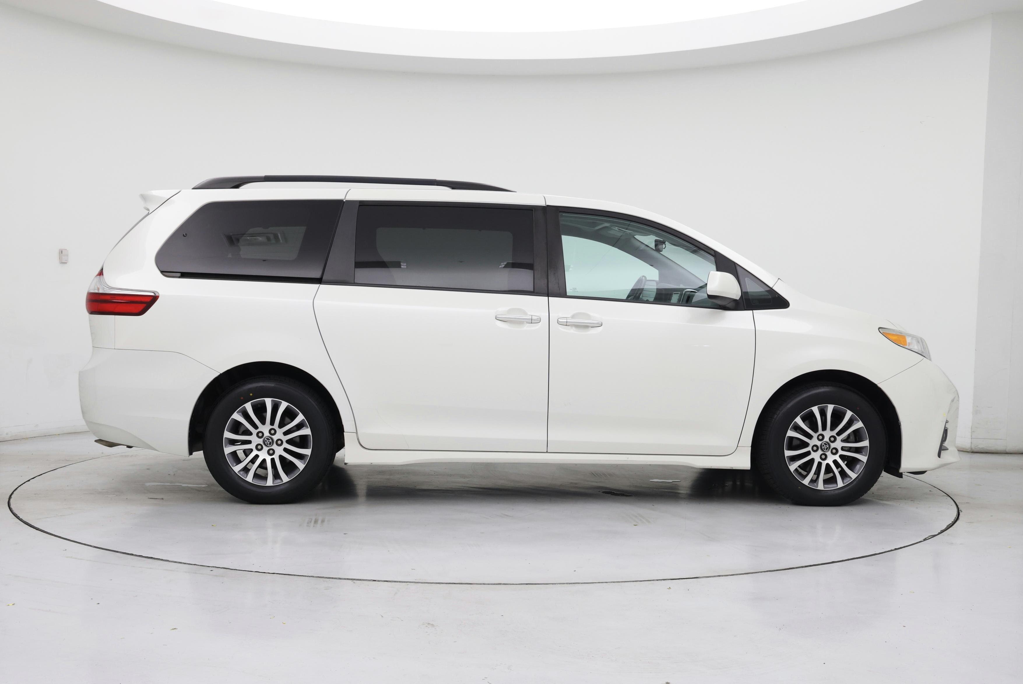 Thumbnail: 2019 Toyota Sienna - 7