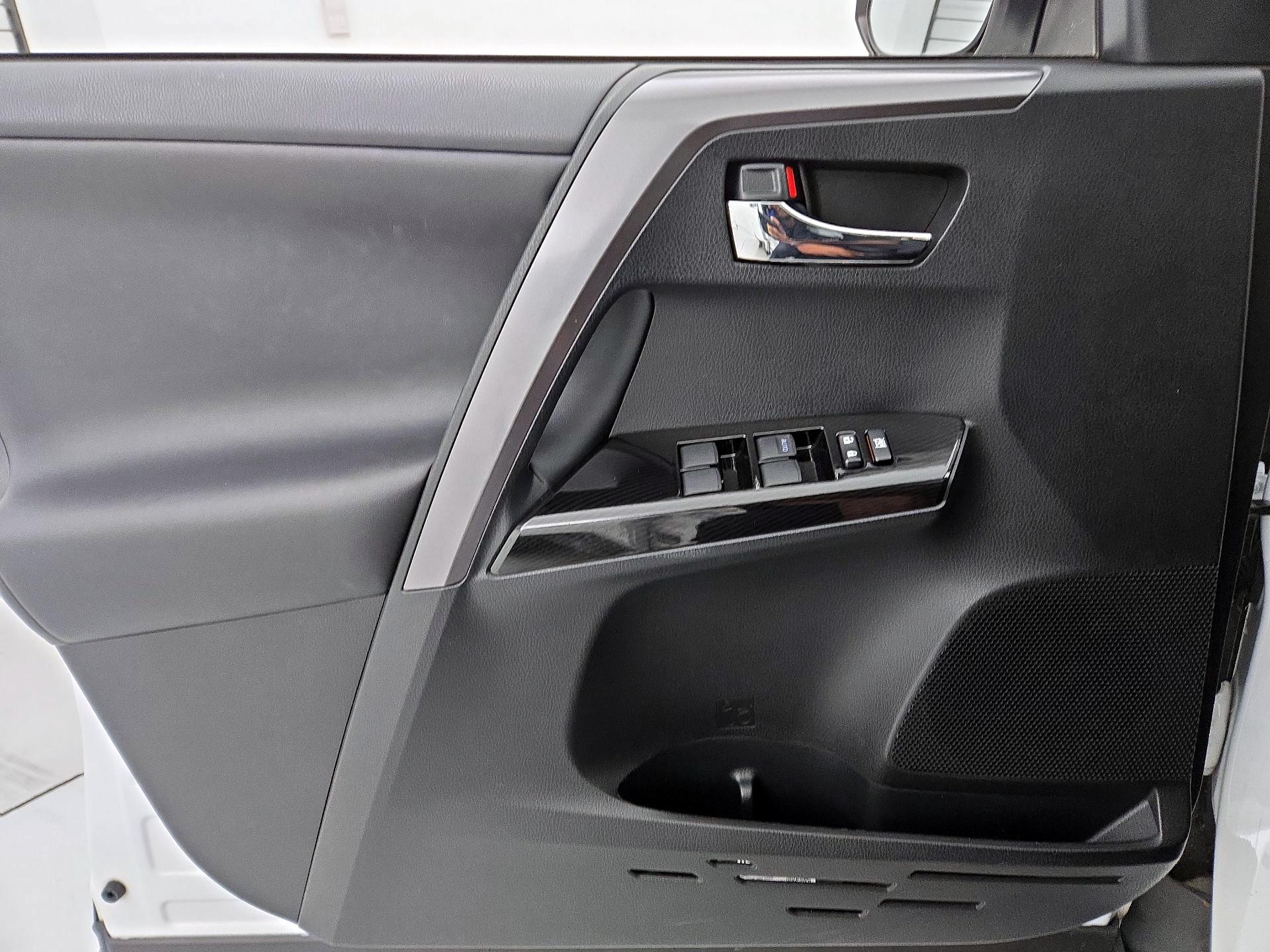 Thumbnail: 2018 Toyota RAV4 - 12