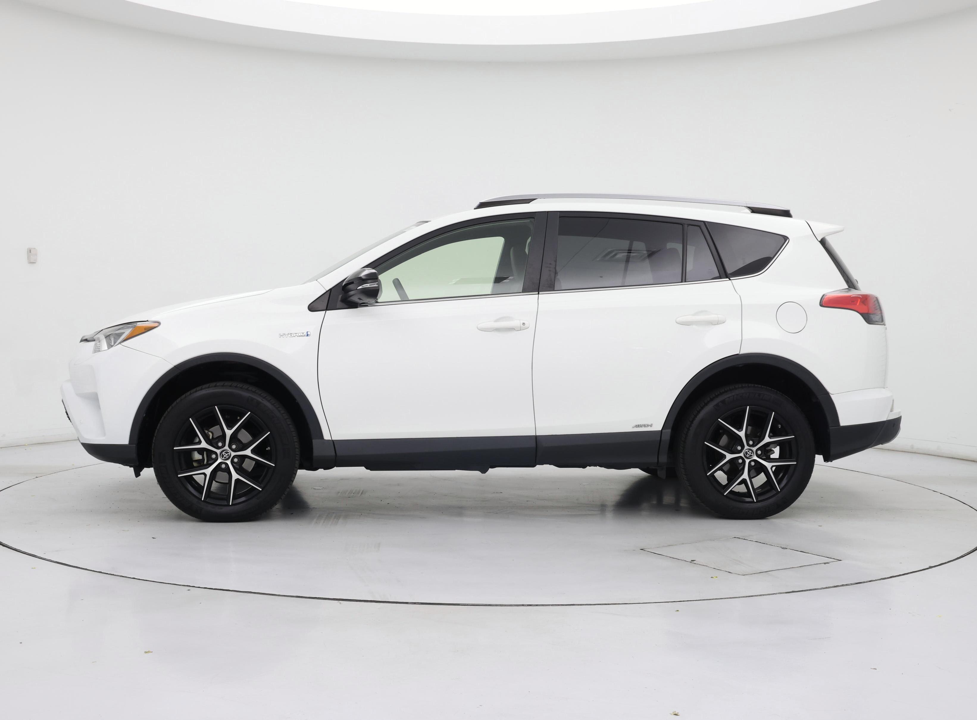 Thumbnail: 2018 Toyota RAV4 - 3