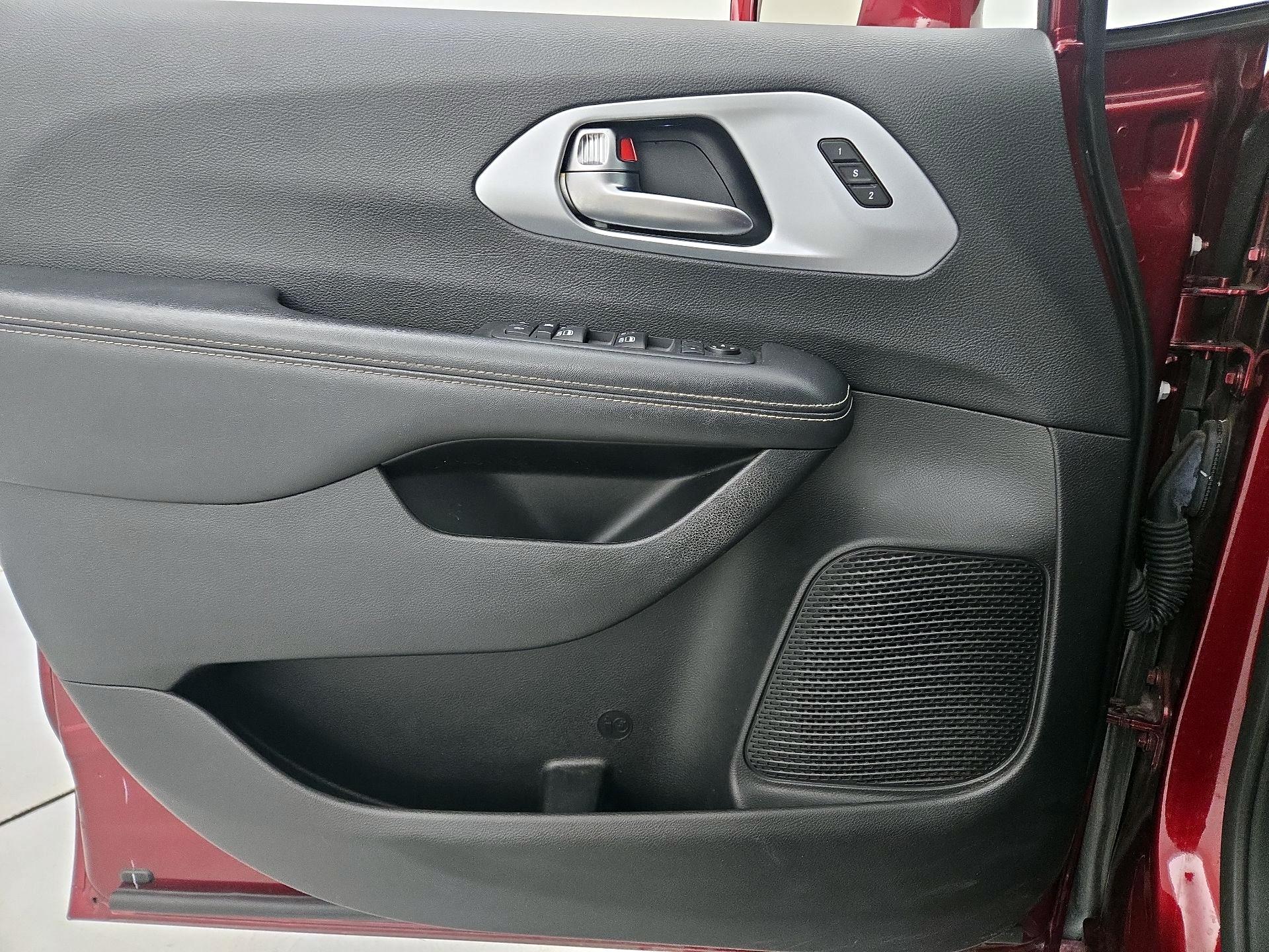 Thumbnail: 2020 Chrysler Pacifica - 12