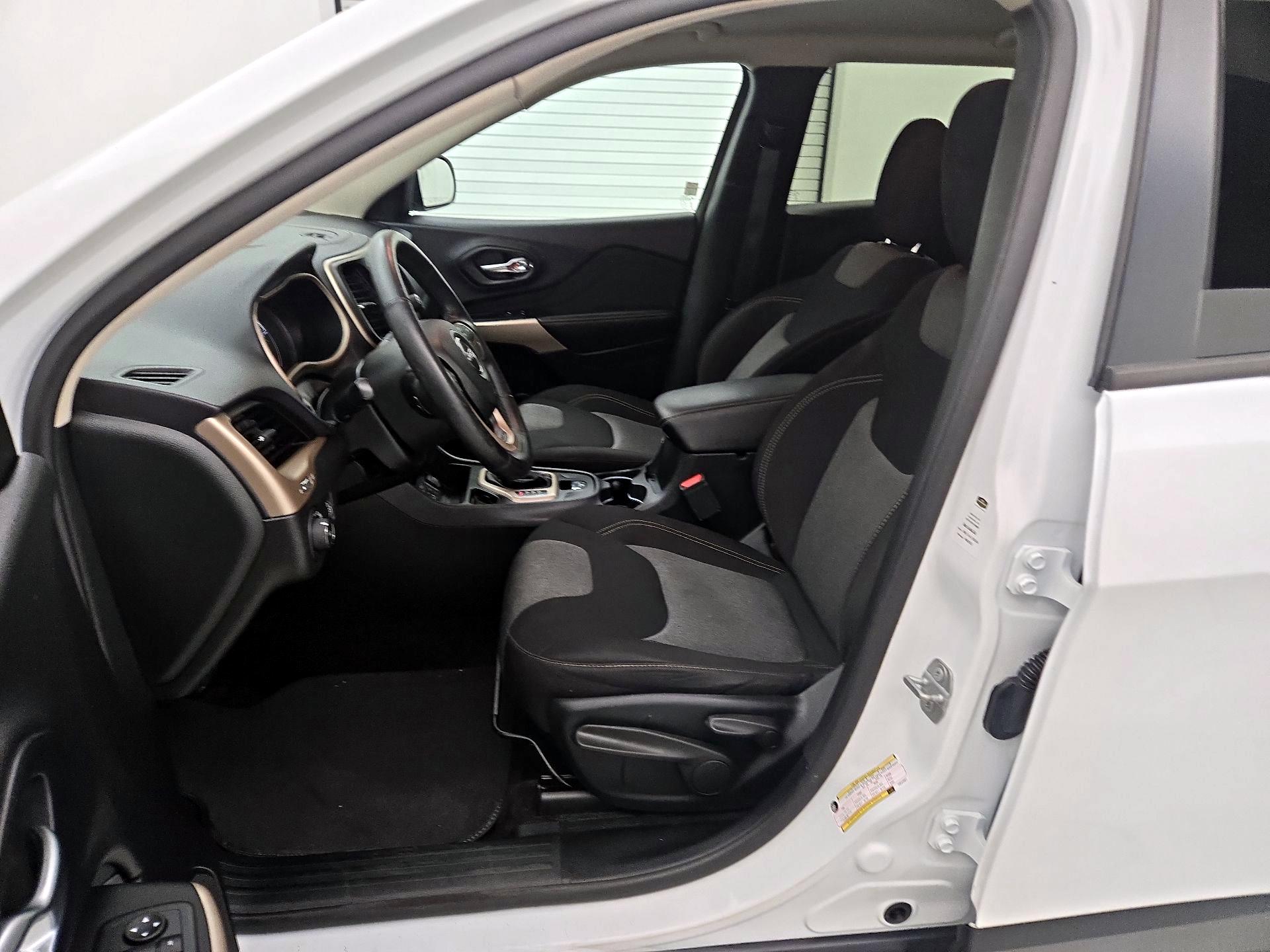 Thumbnail: 2018 Jeep Cherokee - 11